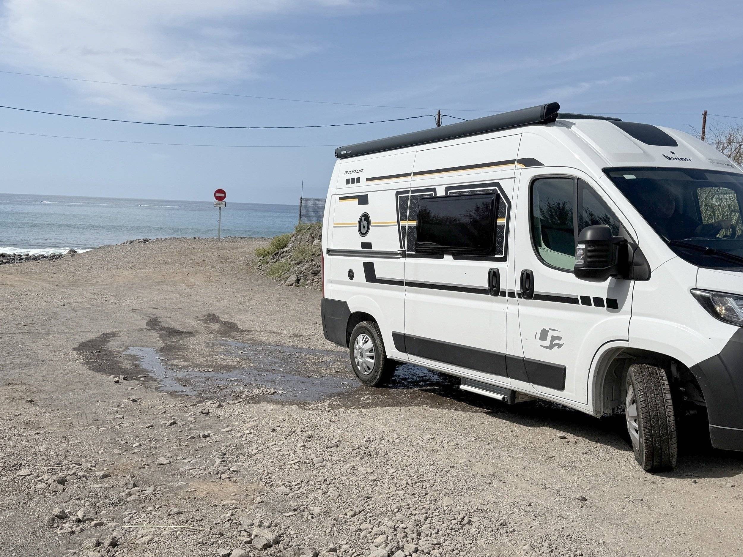 Vista de 3/4 Citroën Jumper 1,6 l Blue HDI 95 ch - Yescapa