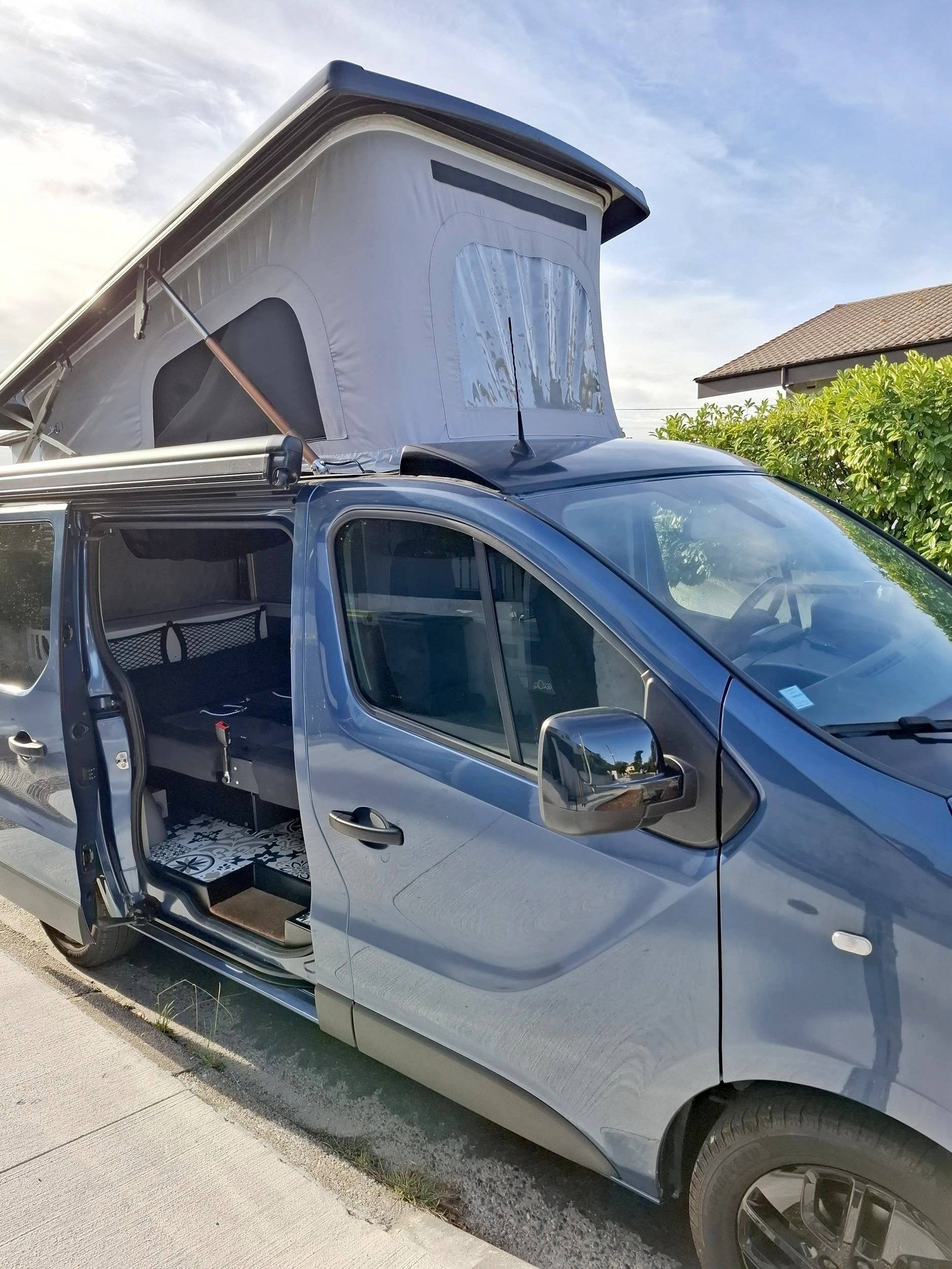 Front view from 3/4 Renault 2,0l DCI 145Cv - Yescapa