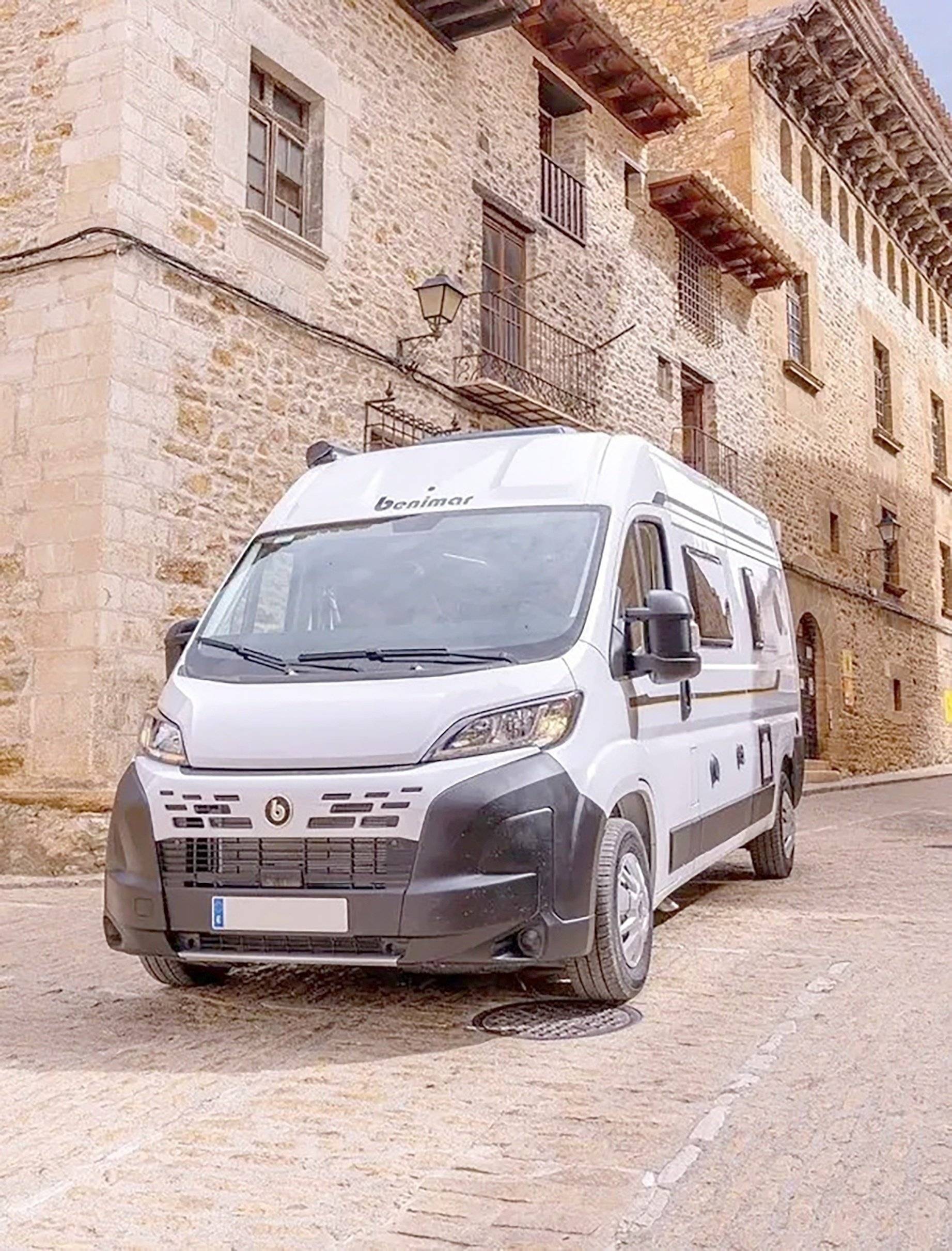 schräge Vorderansicht Fiat Fiat Ducato 140 CV - Yescapa