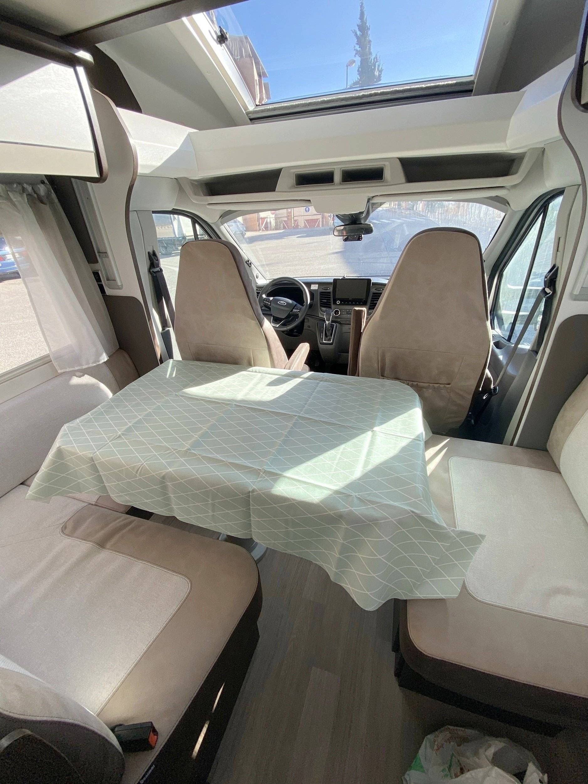 Dinette Ford Ford - Yescapa