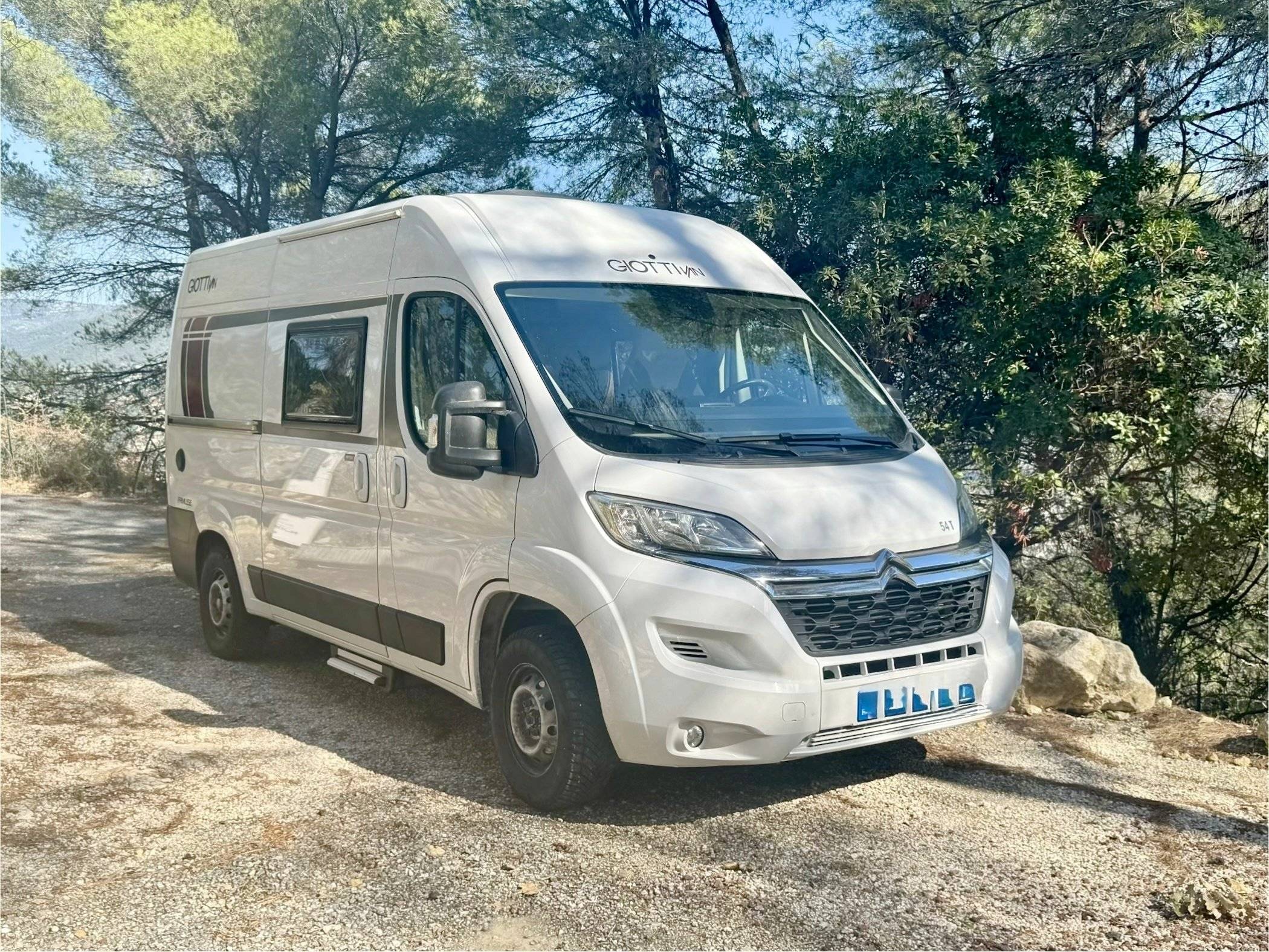 Front view from 3/4 Citroën - Yescapa
