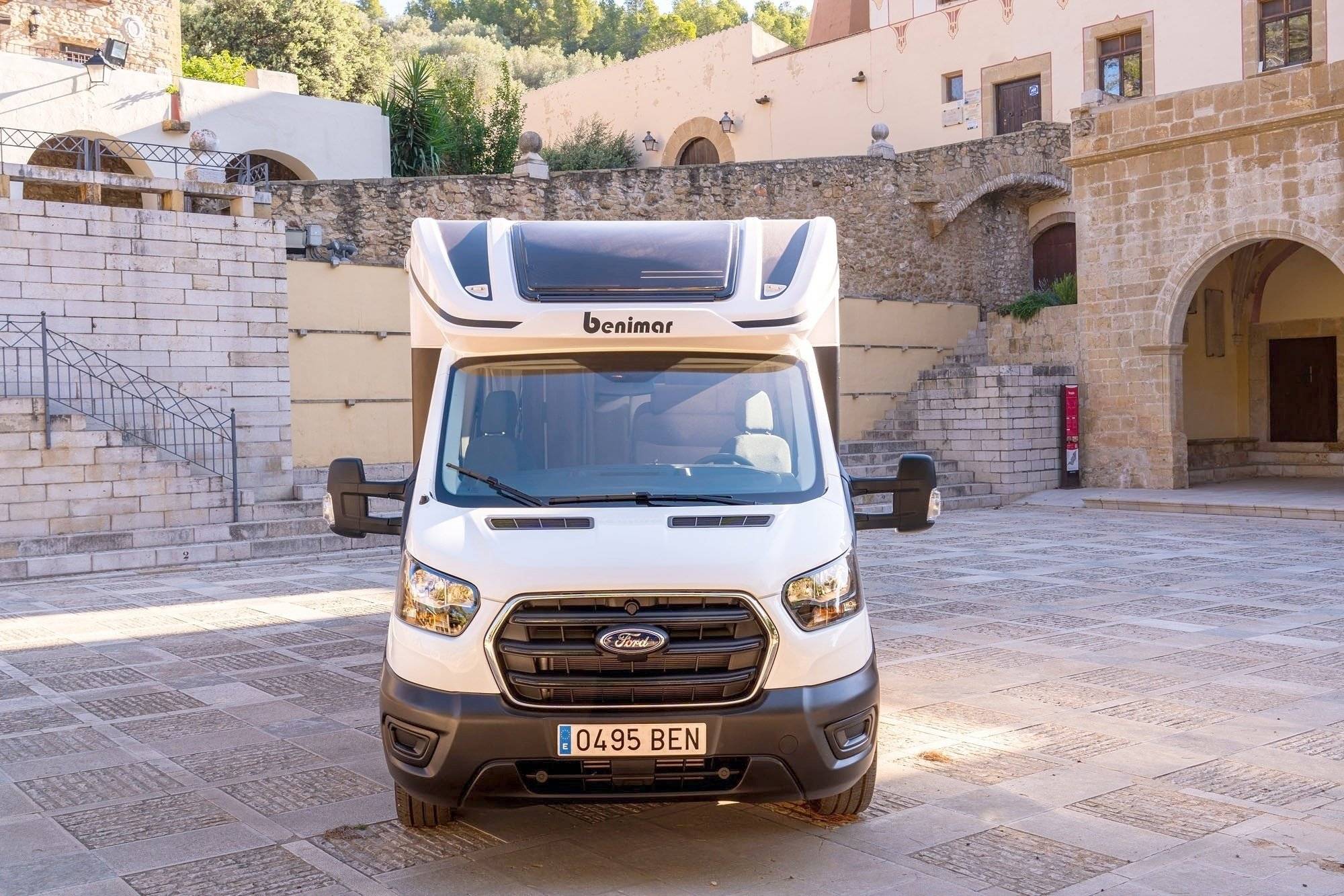 Vista frontale a ¾ Ford ford transit - Yescapa