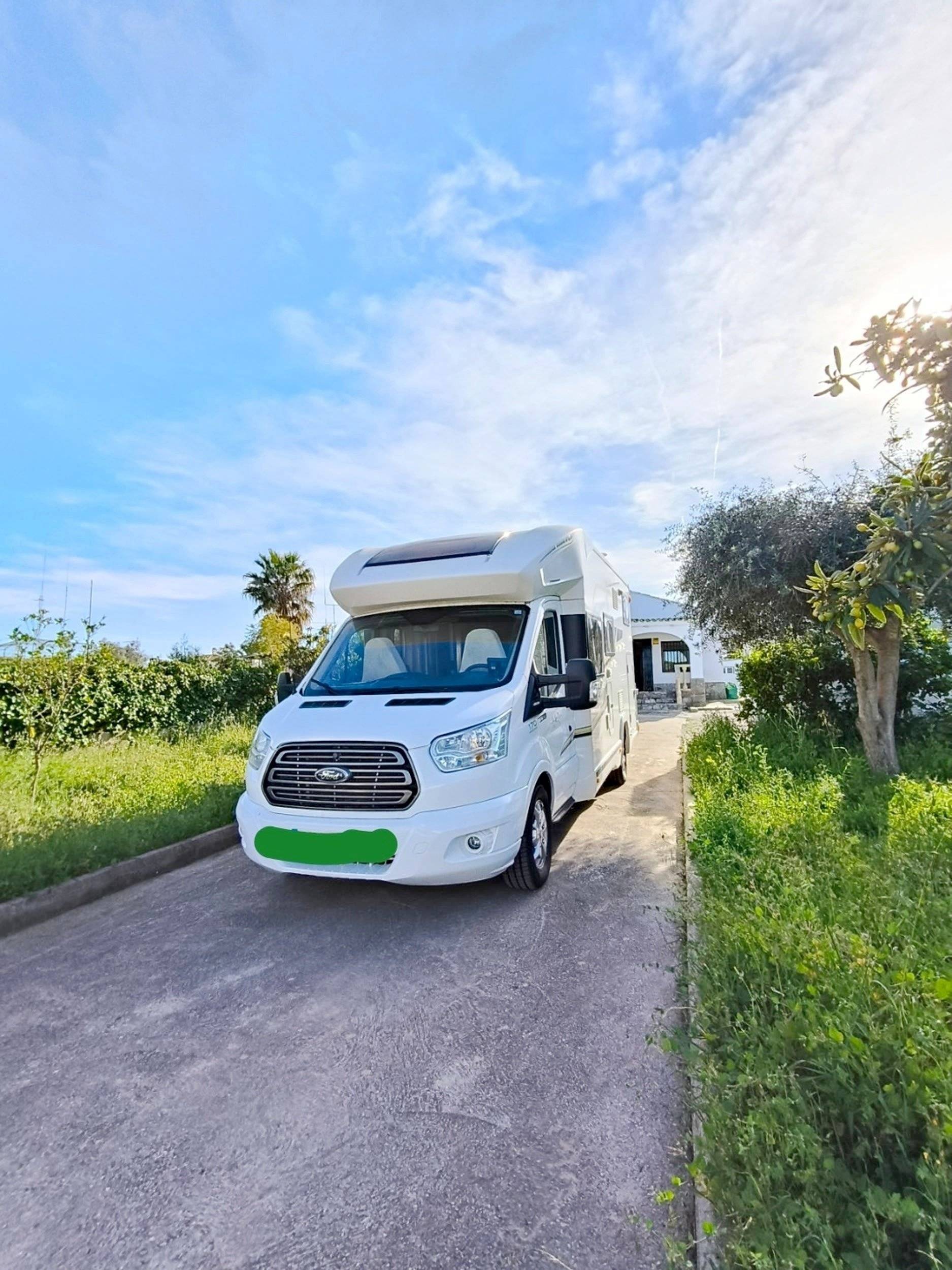 Vue avant de 3/4 Ford Transit 2,0 l 170 ch - Yescapa