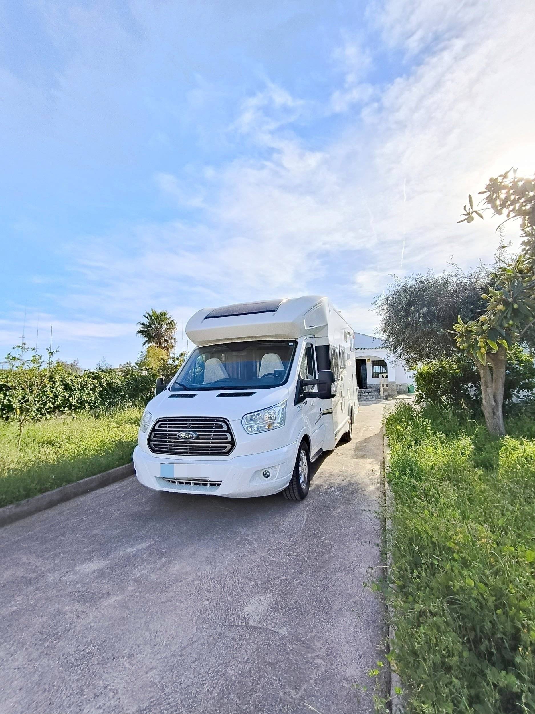 Front view from 3/4 Ford Transit 2,0 l 170 ch - Yescapa