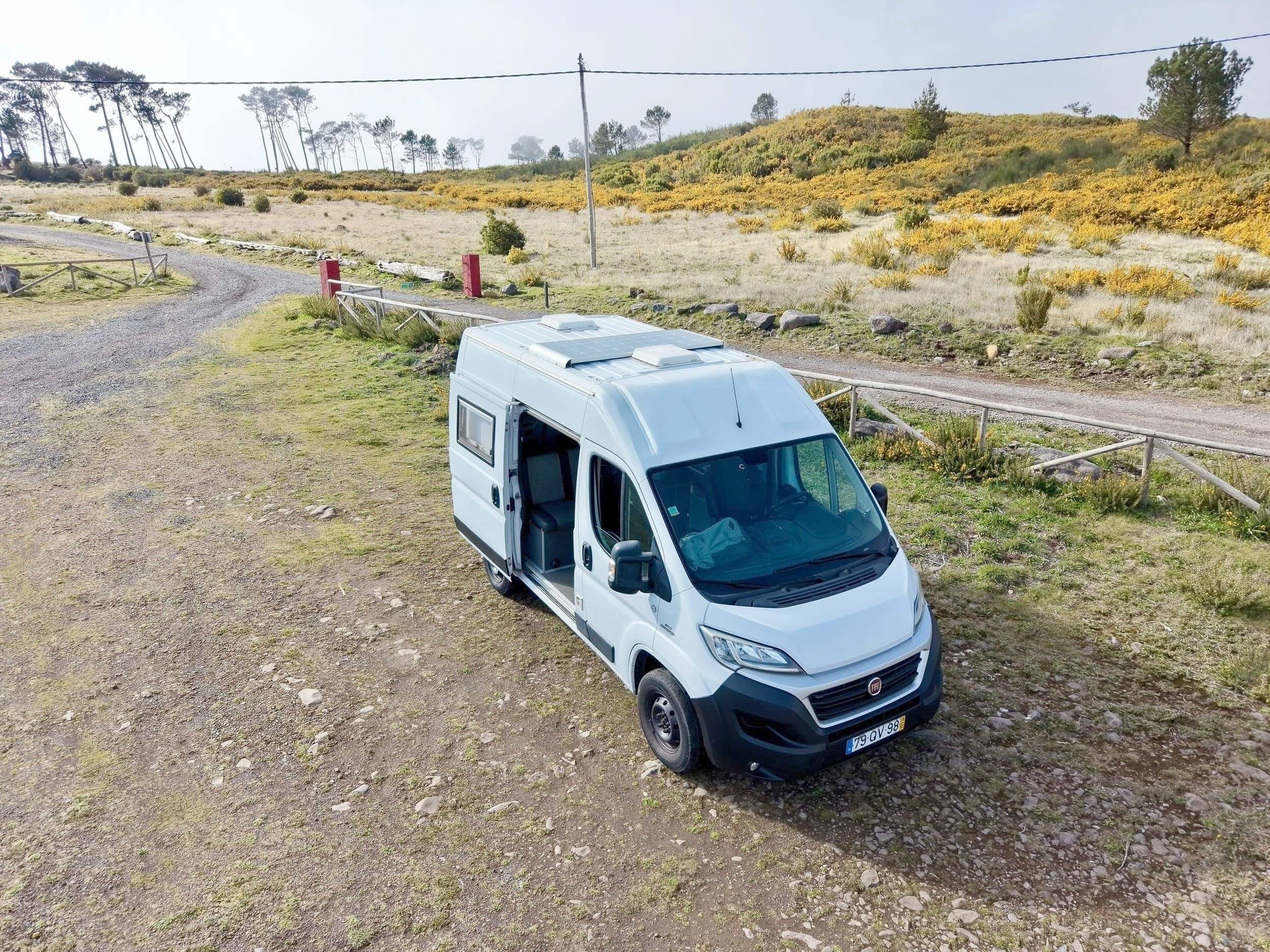 Vista del vehicle angle davanter Fiat Ducato 250 - Yescapa
