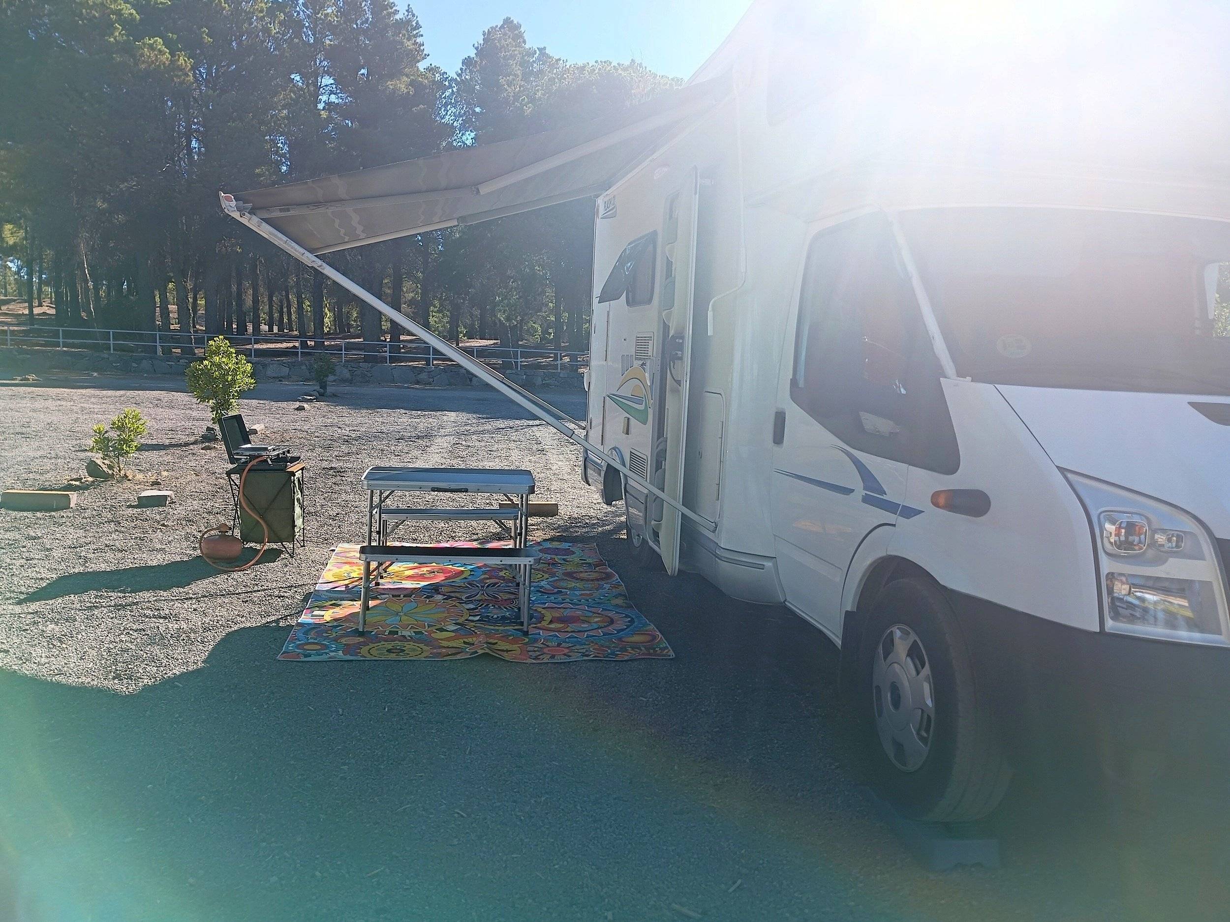 Vista del vehículo ángulo delantero Ford Transit 2,0 l 115 ch - Yescapa