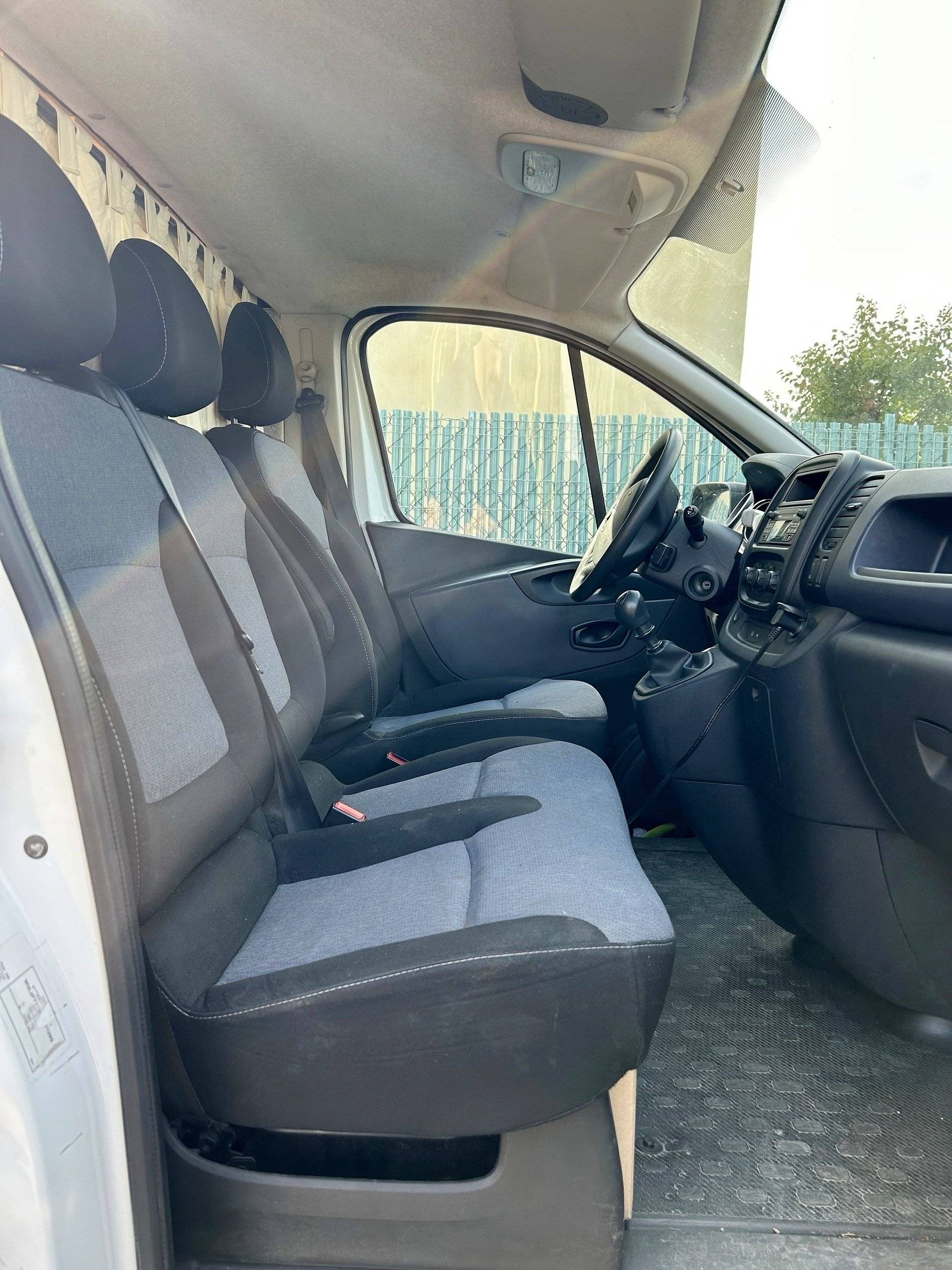 Cabina di guida Opel Vivaro 2.0 115cv 16v - Yescapa