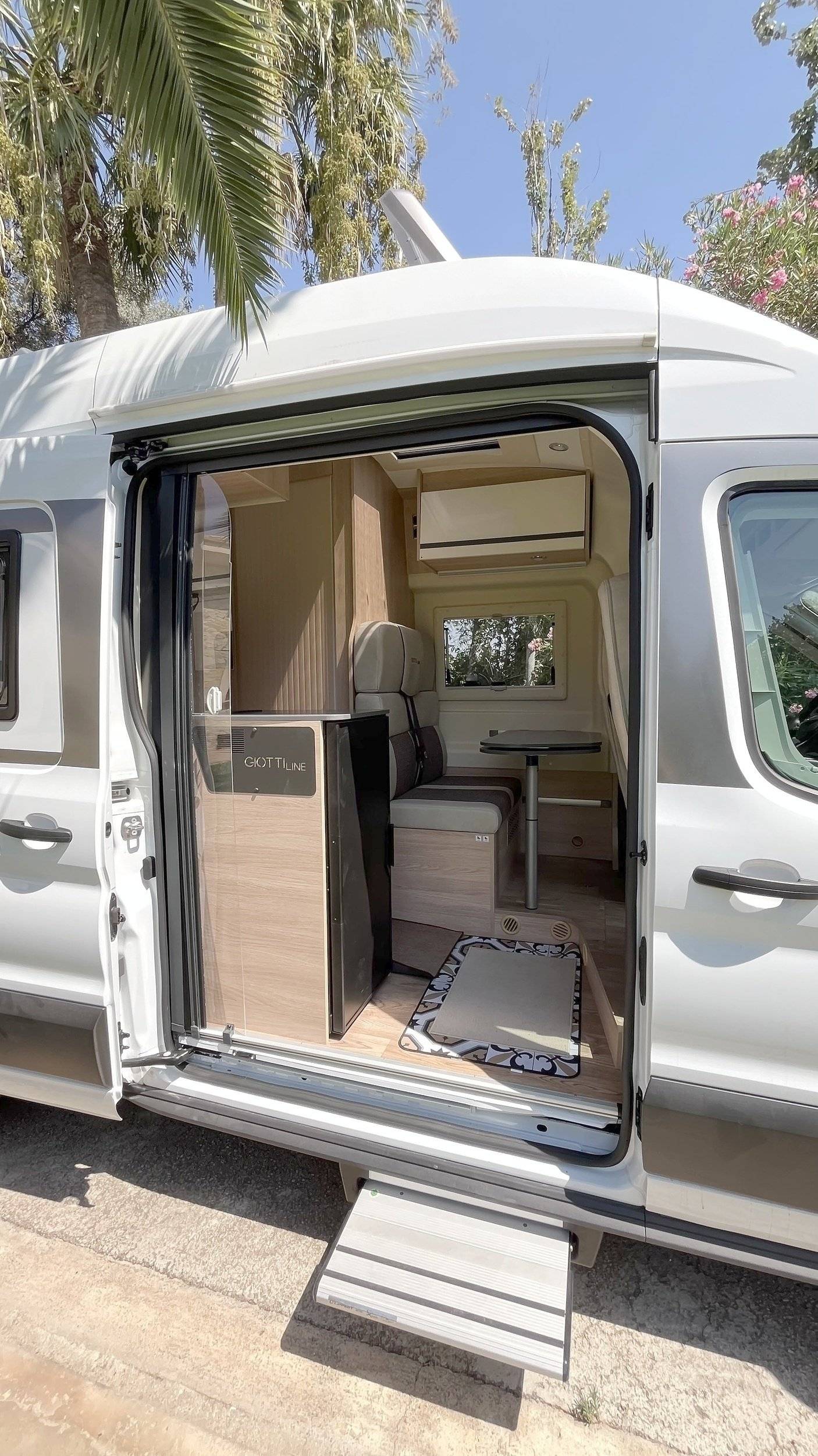 Dining Area Ford Transit - Yescapa