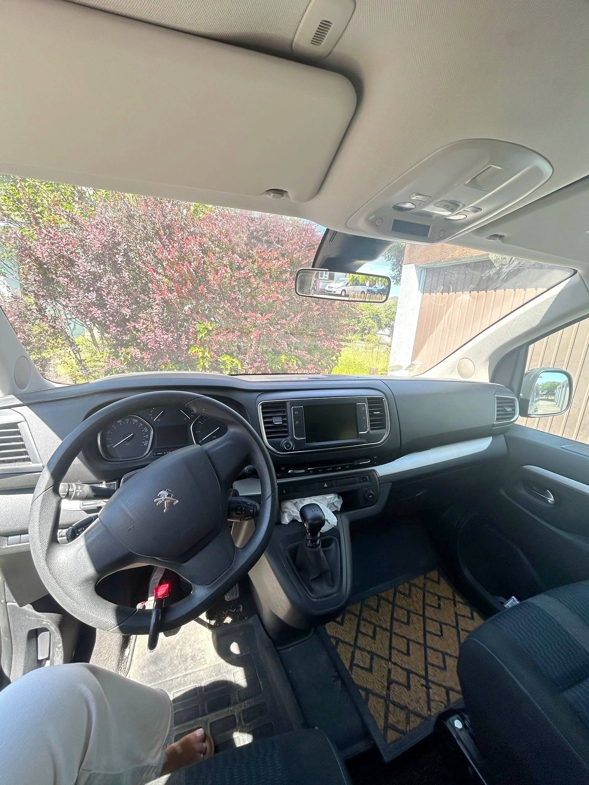 Cabina di guida Peugeot TRAVELLER - Yescapa