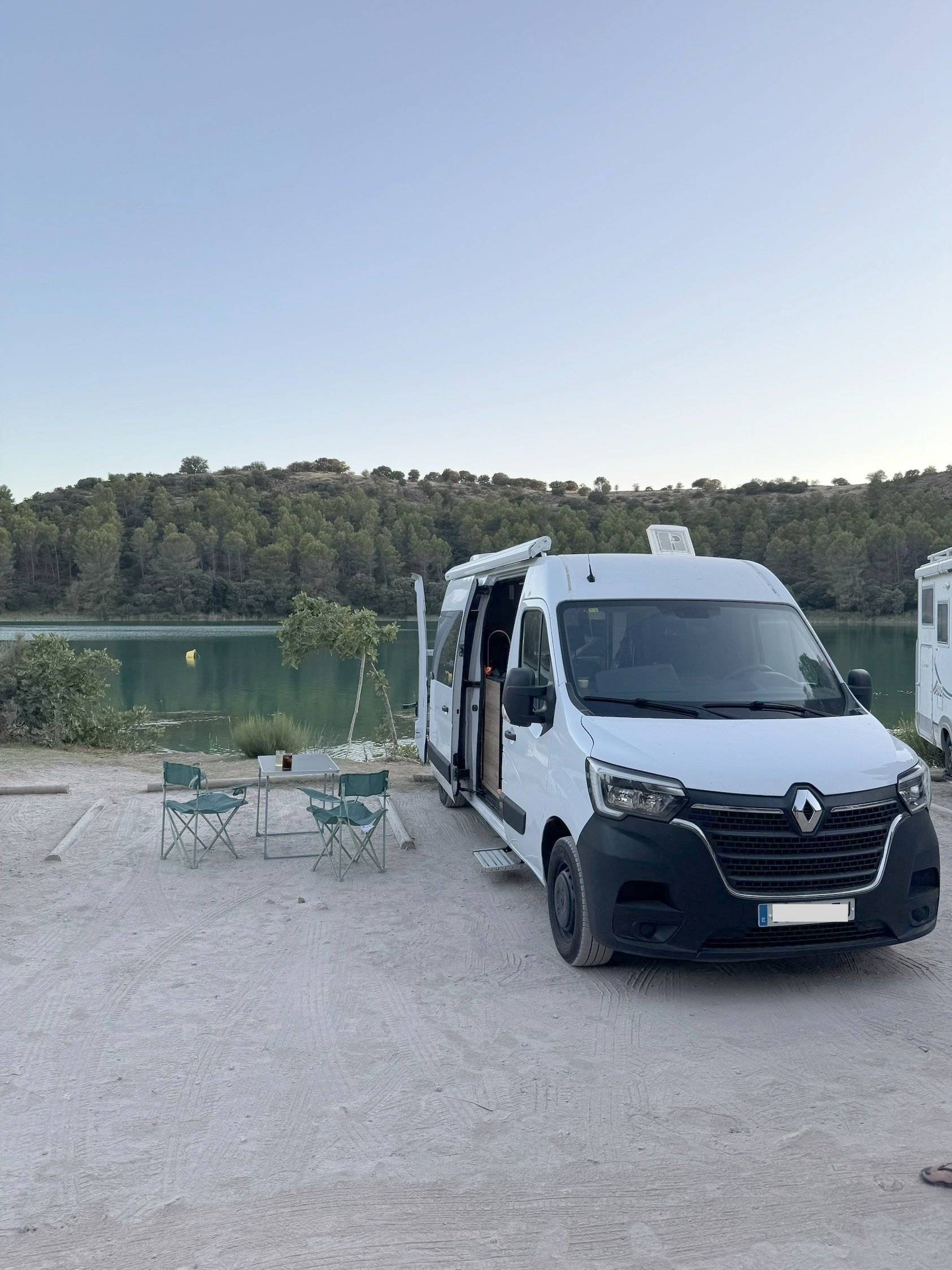 Front view from 3/4 Renault - Yescapa