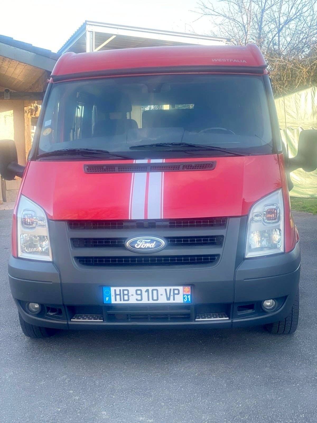 schräge Vorderansicht Ford Transit 2,2 l 140 ch - Yescapa