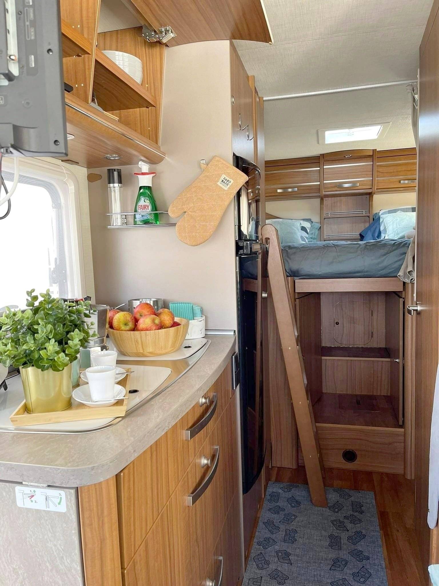 Location Campingcar intégral Nazaré Hymer exis 588 46626 Yescapa