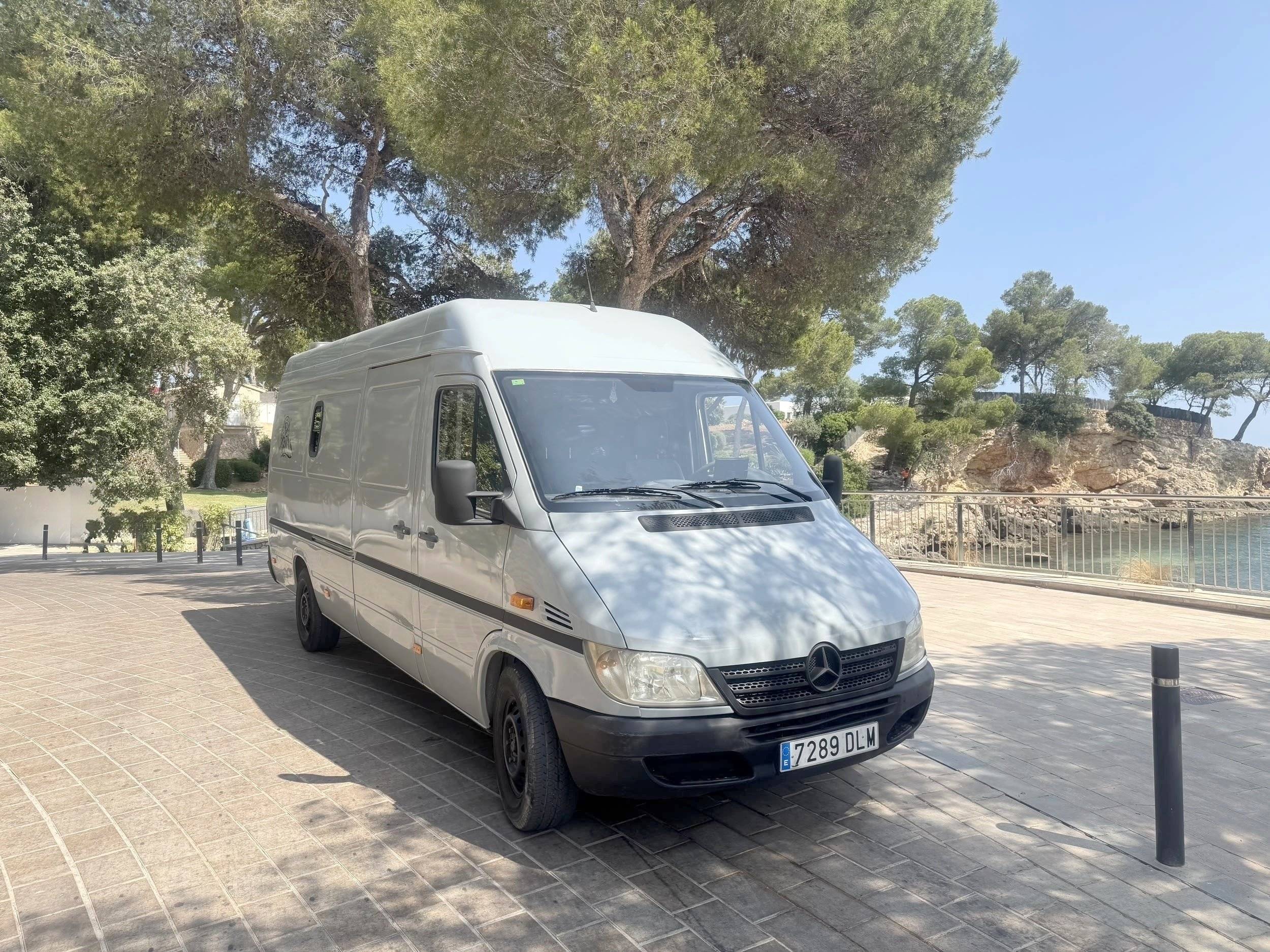 Vue avant de 3/4 Mercedes Sprinter - Yescapa