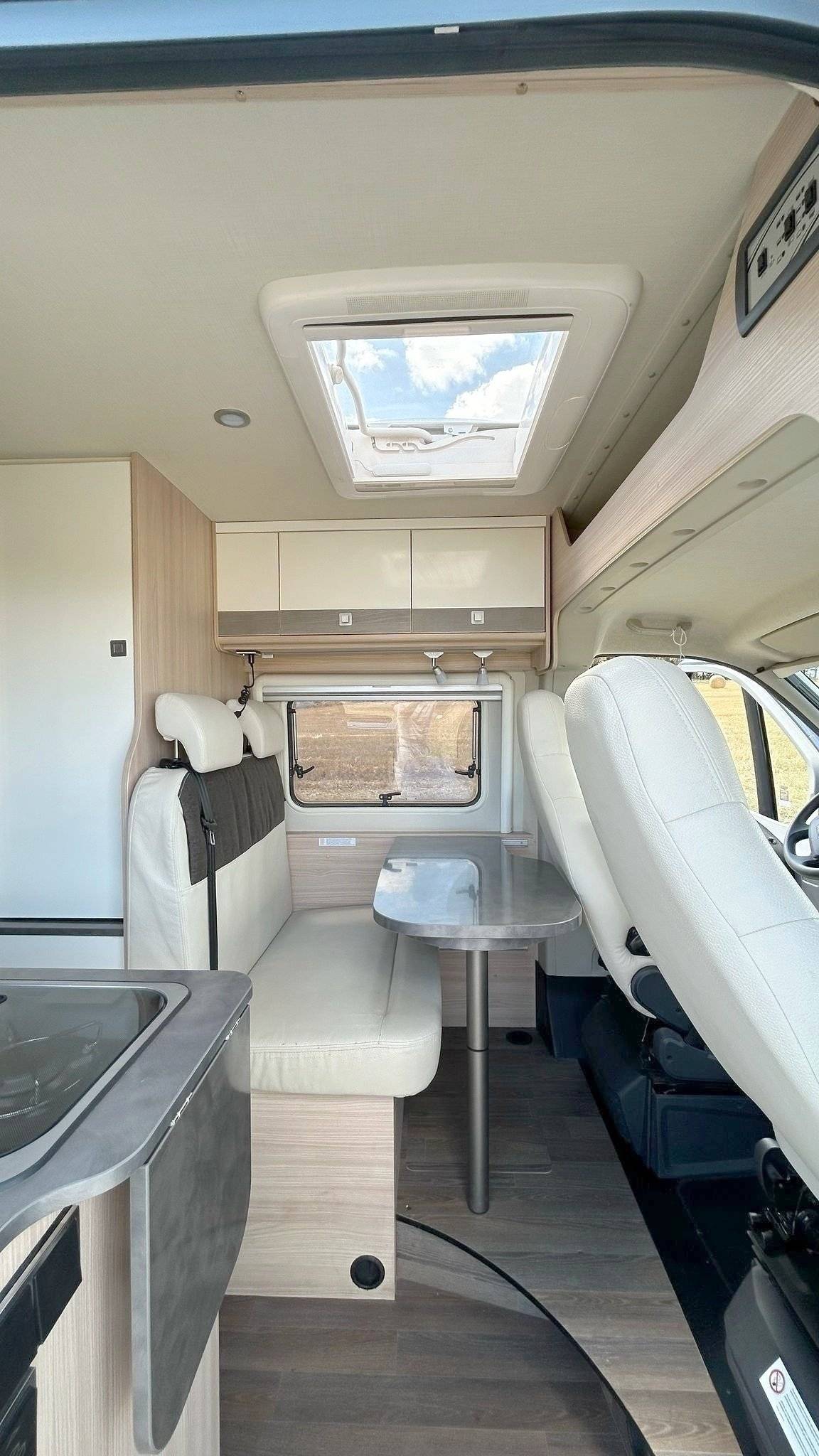 Dining Area Fiat Ducato 2,3 l Multijet 130 ch. - Yescapa