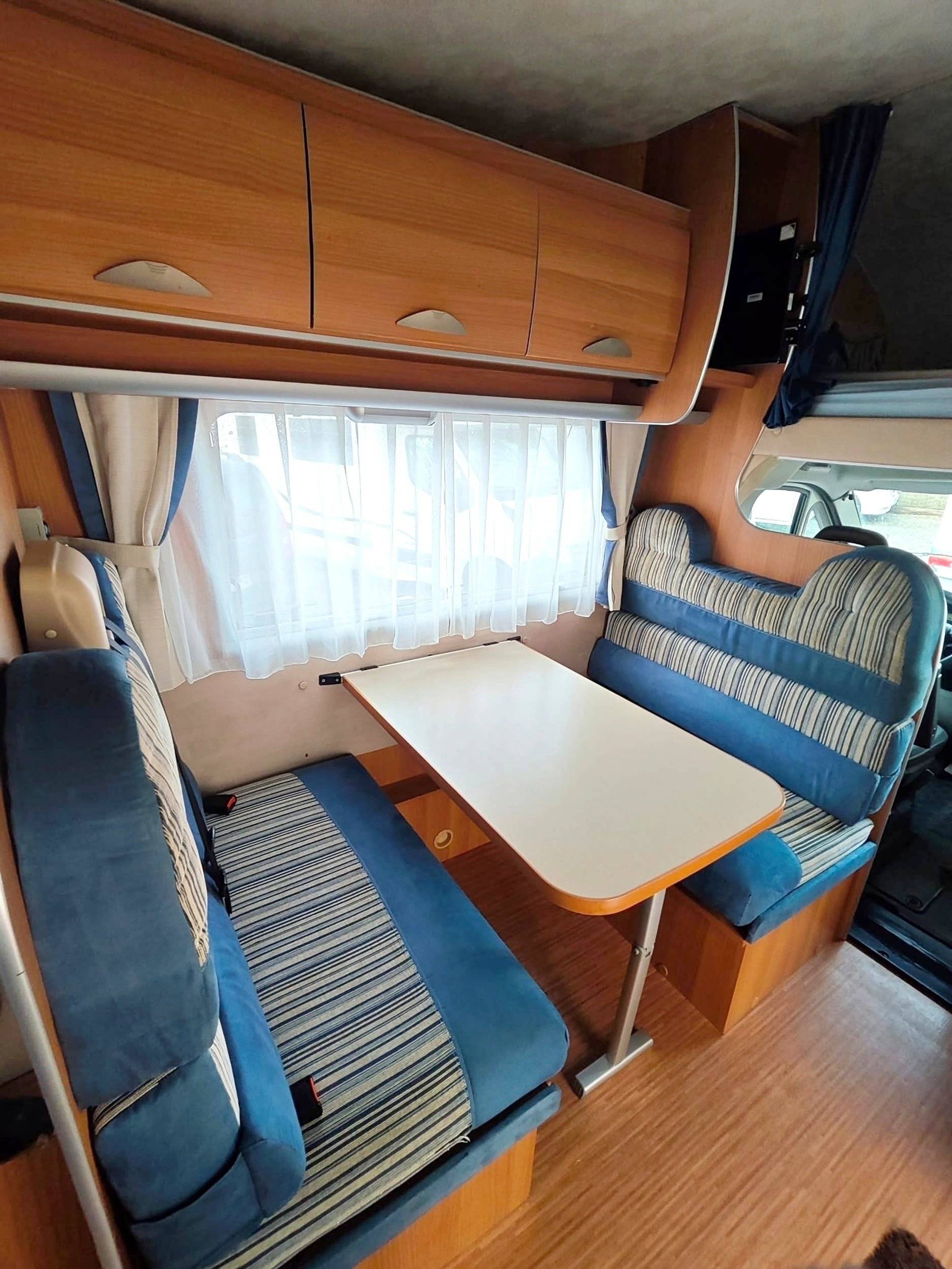 Área de jantar Fiat Ducato Mc Louis - Yescapa