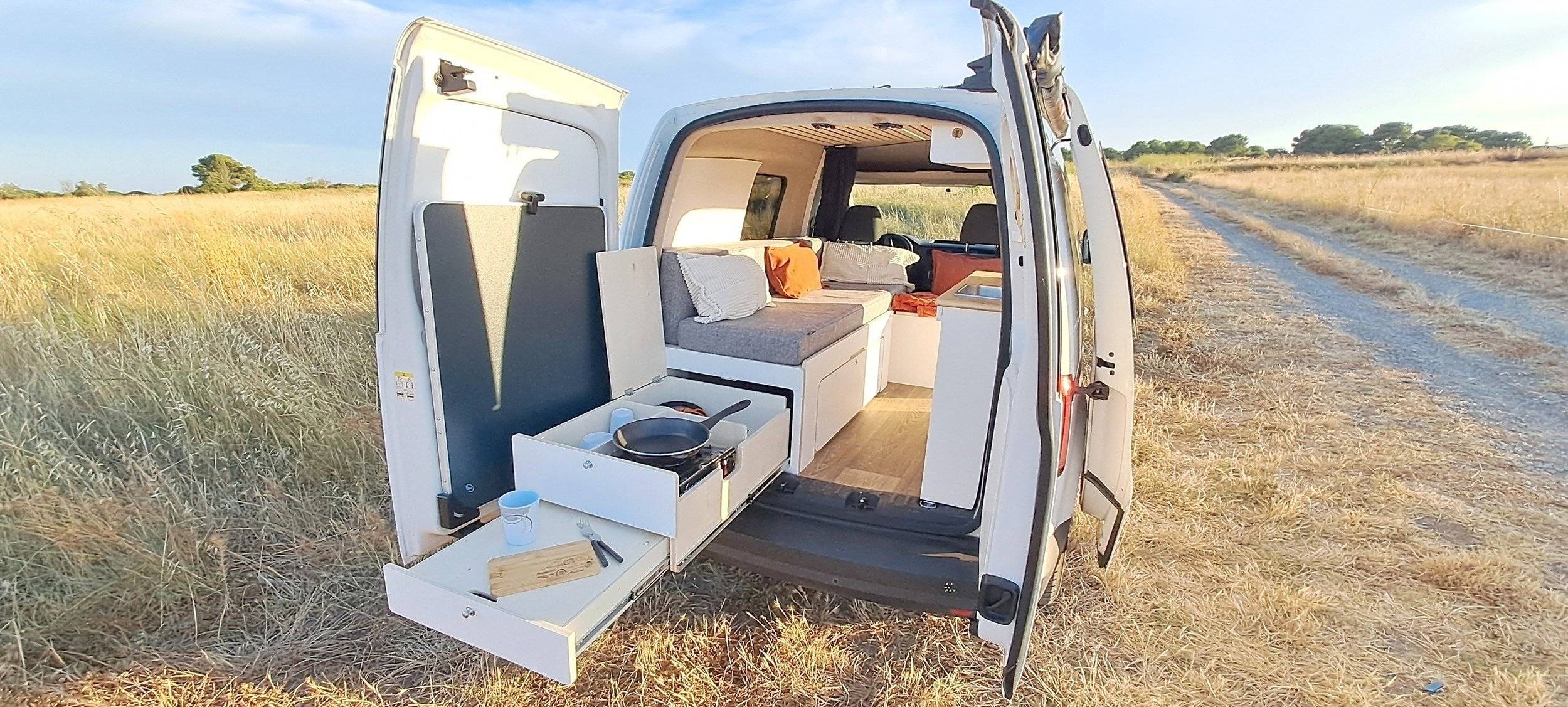 Dining Area Volkswagen Caddy 2,0 l 102 ch - Yescapa