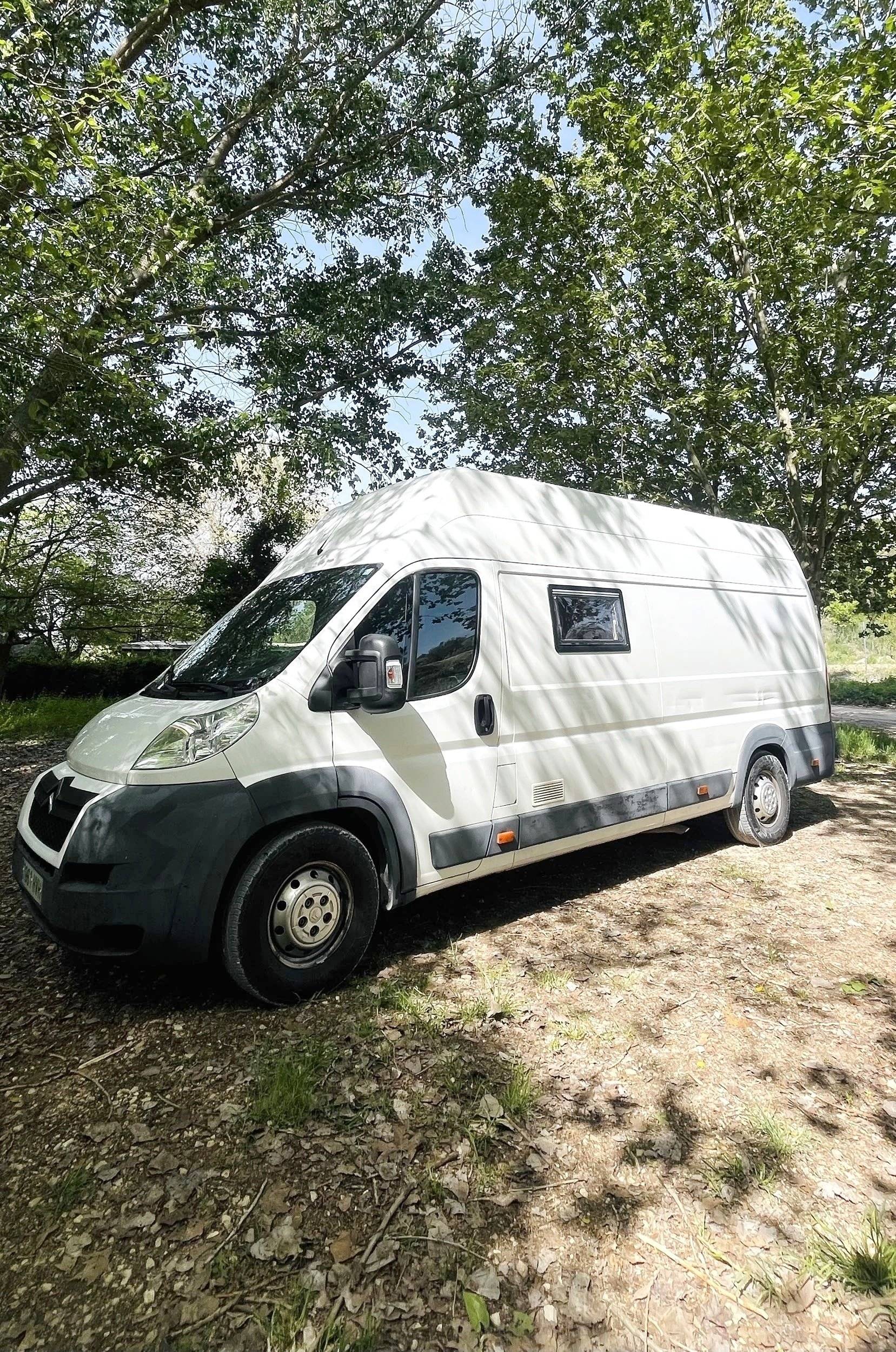 Front view from 3/4 Citroën Jumper - Yescapa