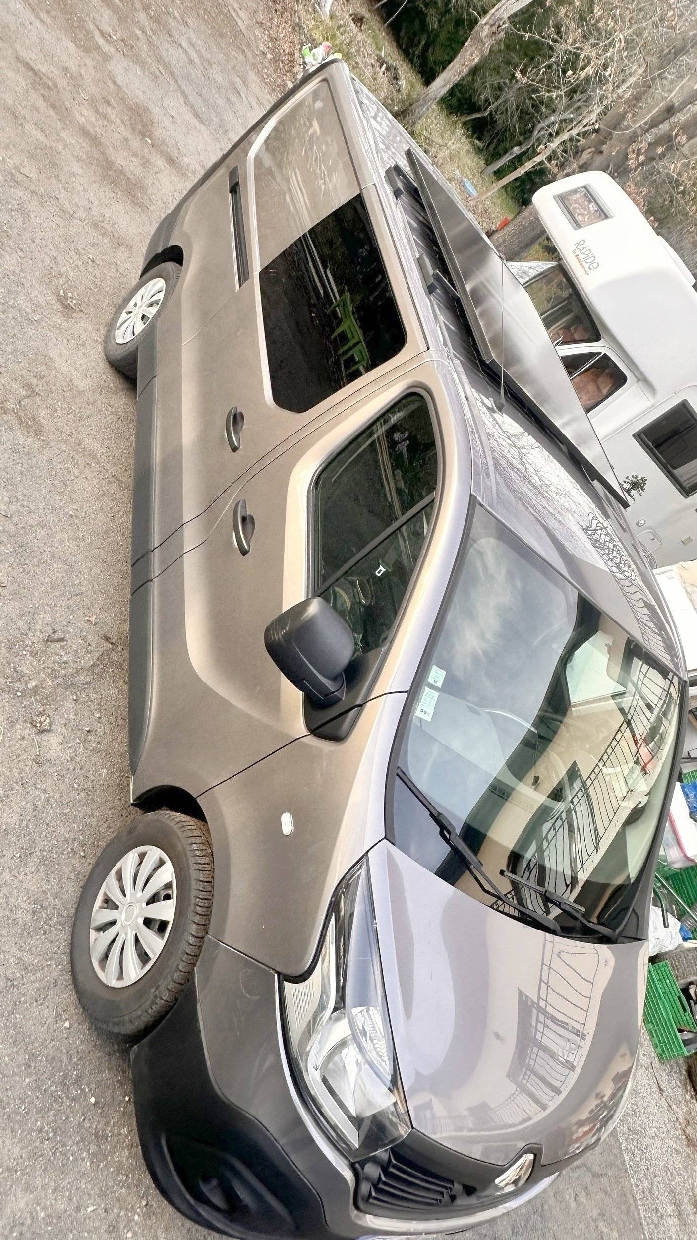 Front view from 3/4 Renault Trafic 1,6 l 140 ch - Yescapa
