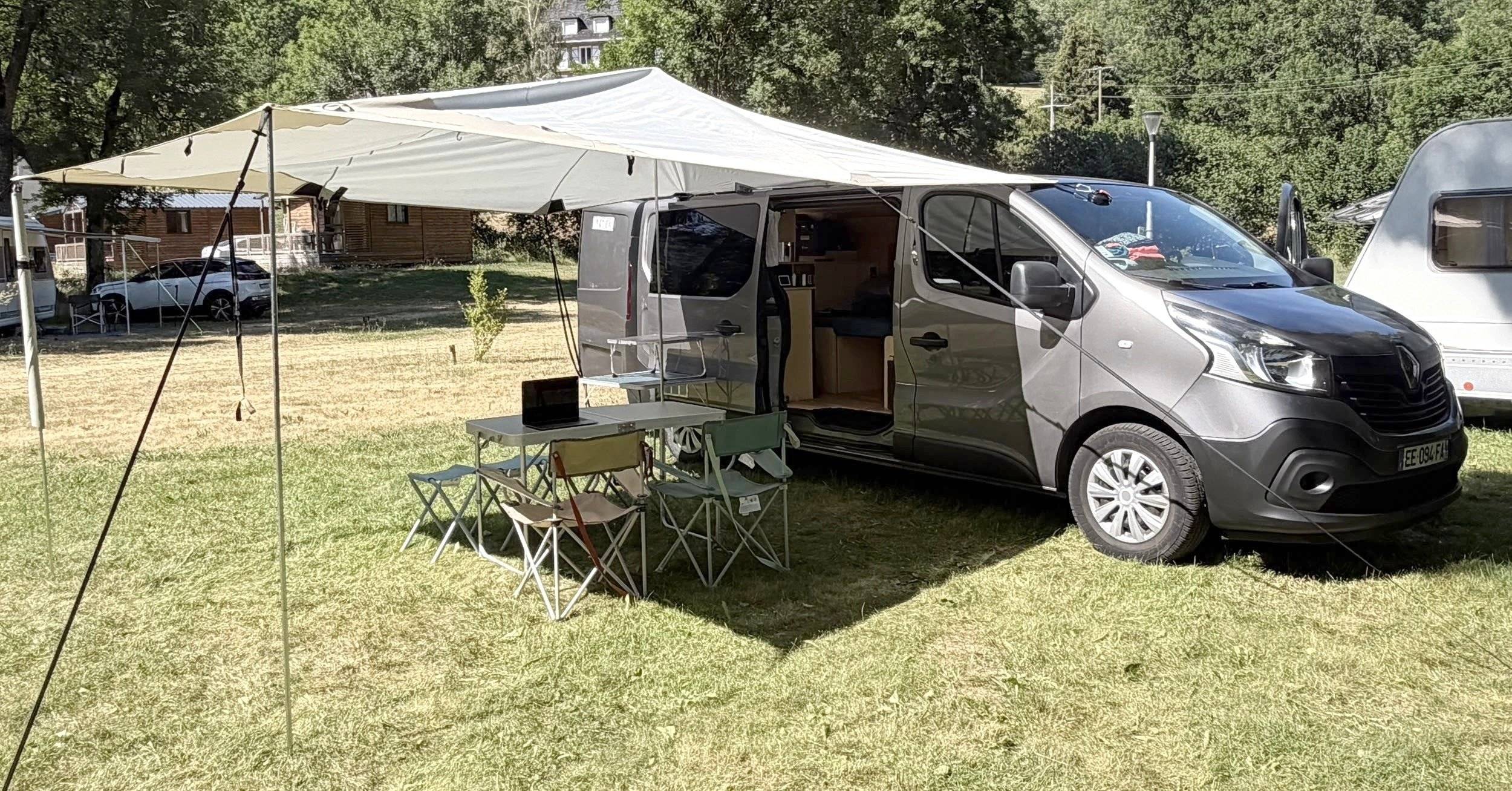 Vue avant de 3/4 Renault Trafic 1,6 l 140 ch - Yescapa