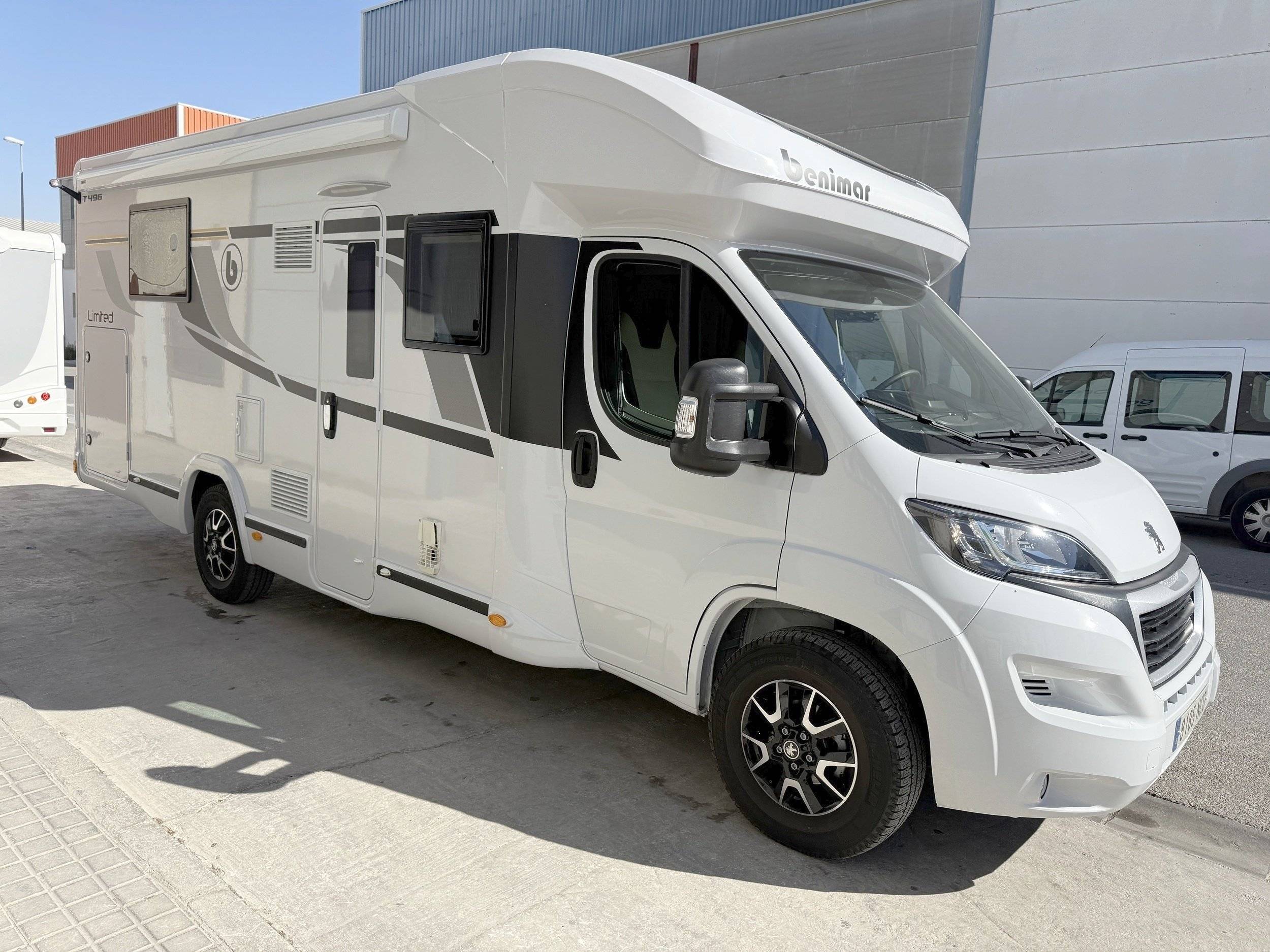 Vue avant de 3/4 Peugeot - Yescapa