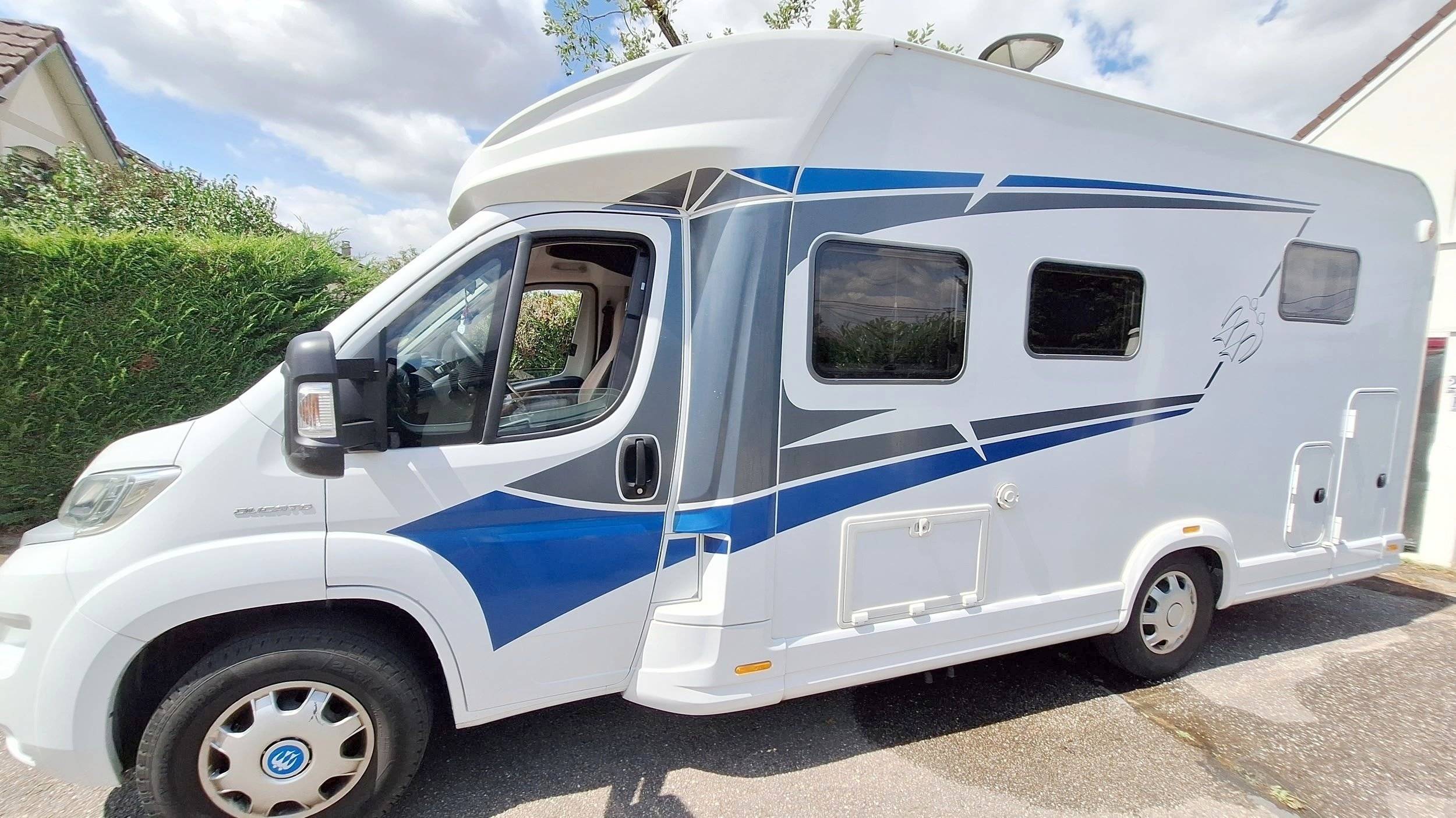 Vue avant de 3/4 Fiat 2,3 l 130 ch - Yescapa