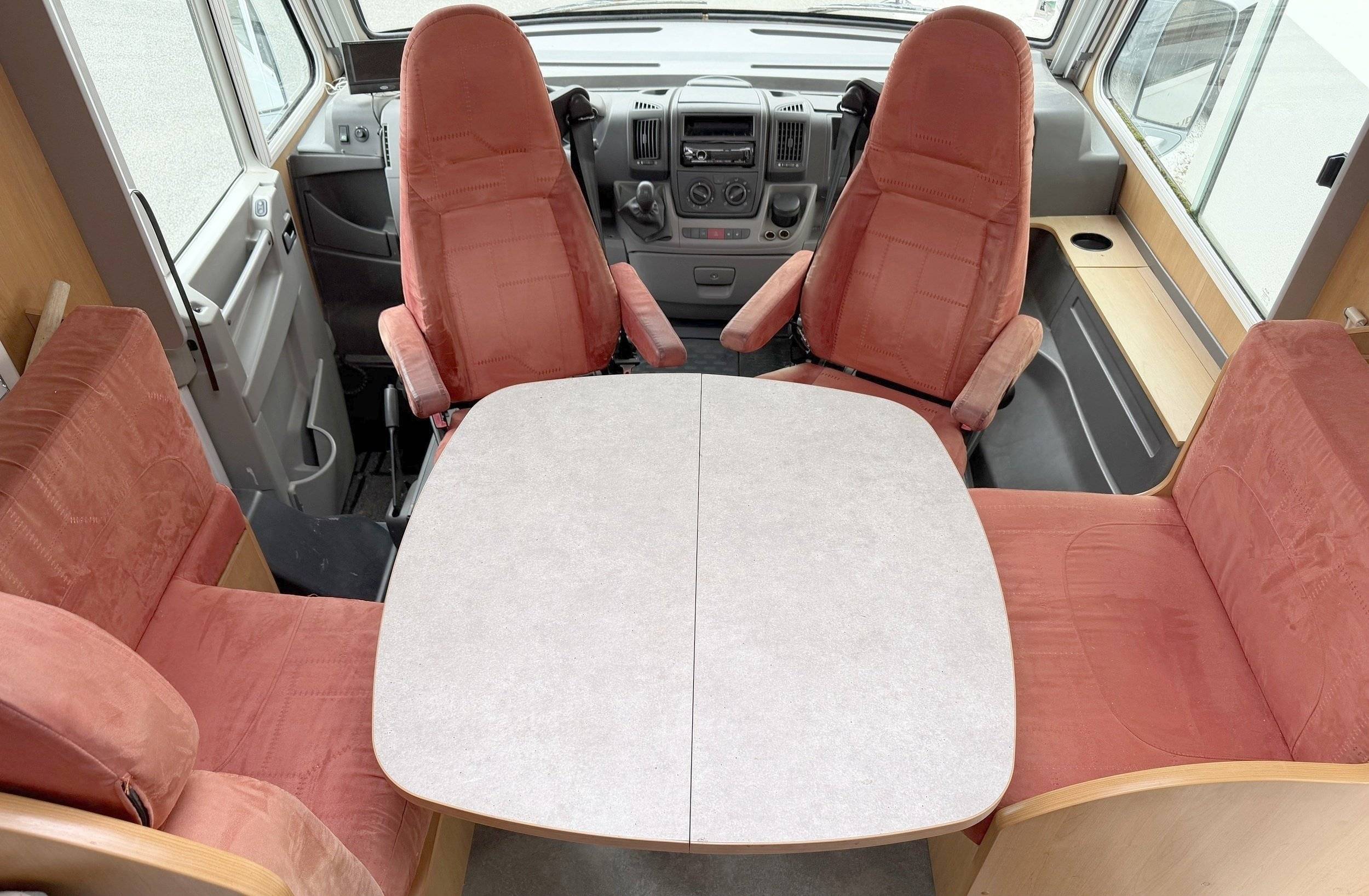 Área de jantar Fiat Ducato 3,0 l 160 ch - Yescapa