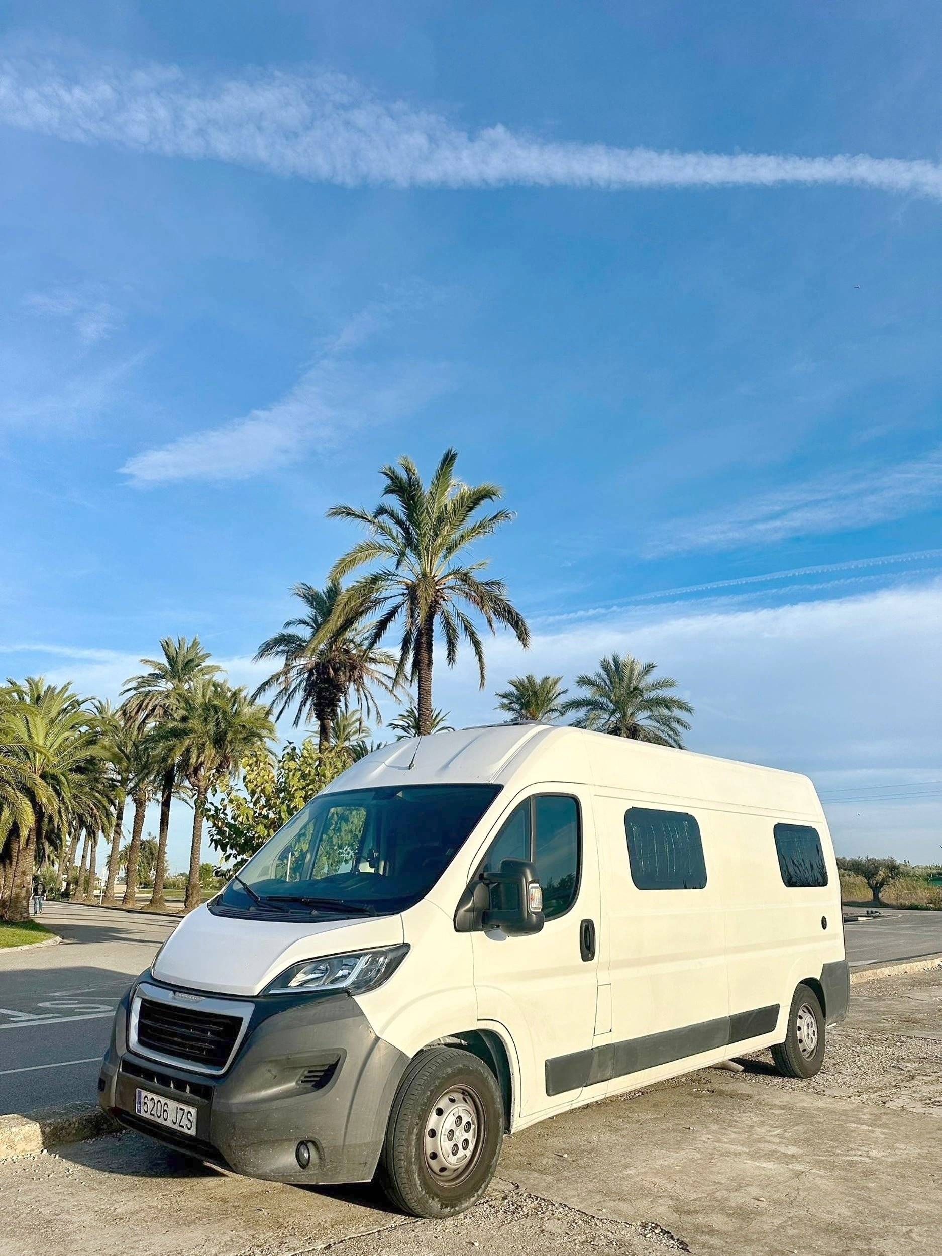 Vista frontale a ¾ Peugeot Boxer 2,2 l hdi 130 ch - Yescapa
