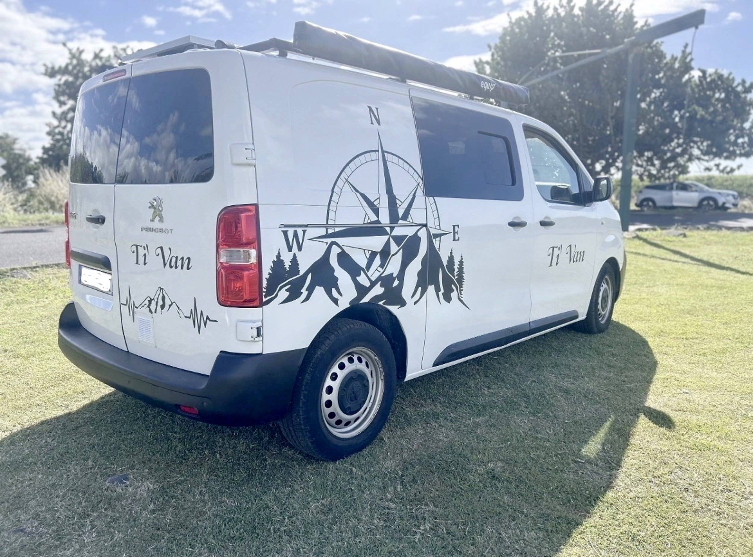 Vista frontale a ¾ Peugeot - Yescapa