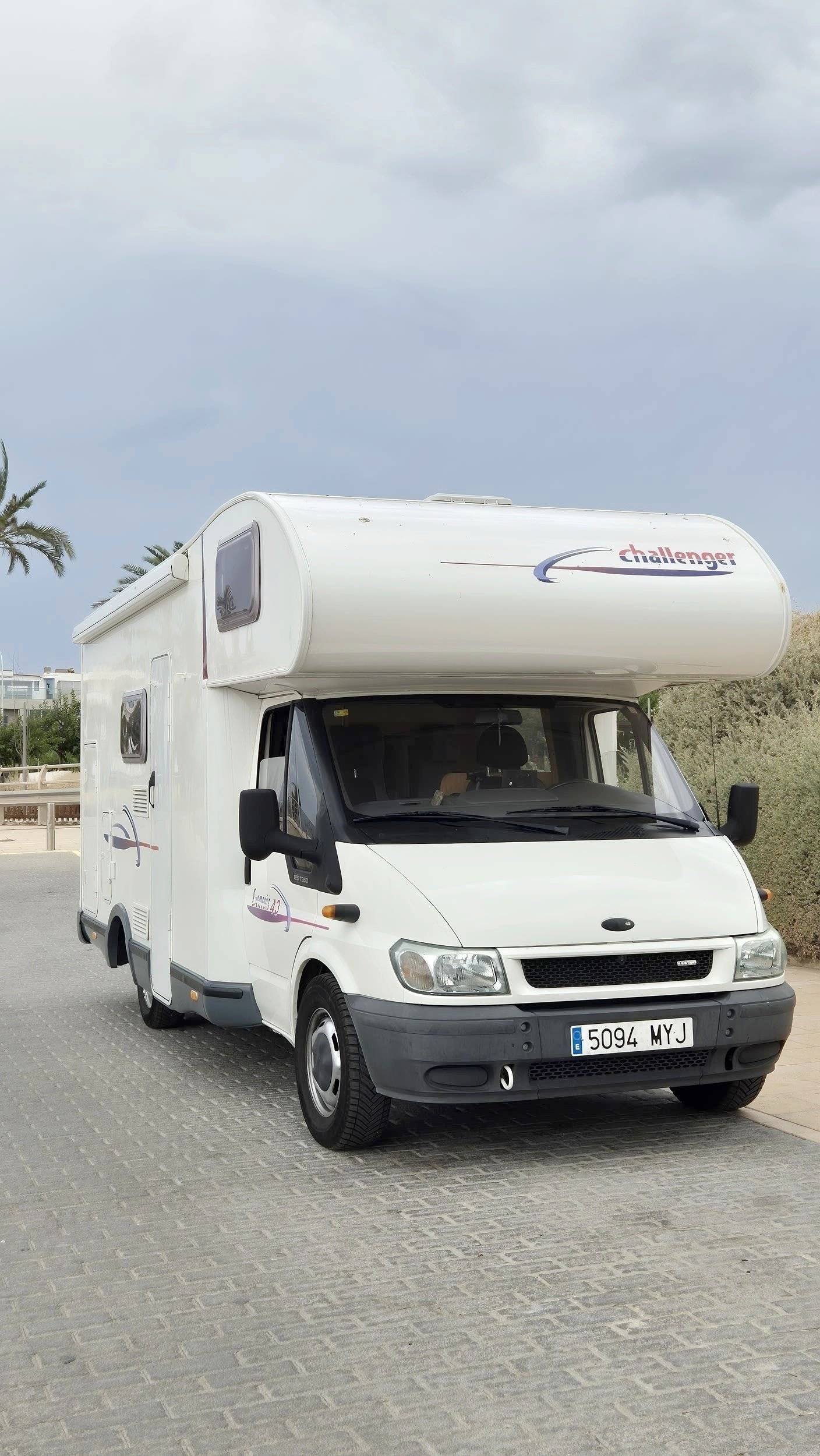 Vista del vehículo ángulo delantero Ford Trigano FD1 /FOT3M335KPFD41ZO/Genesis - Yescapa