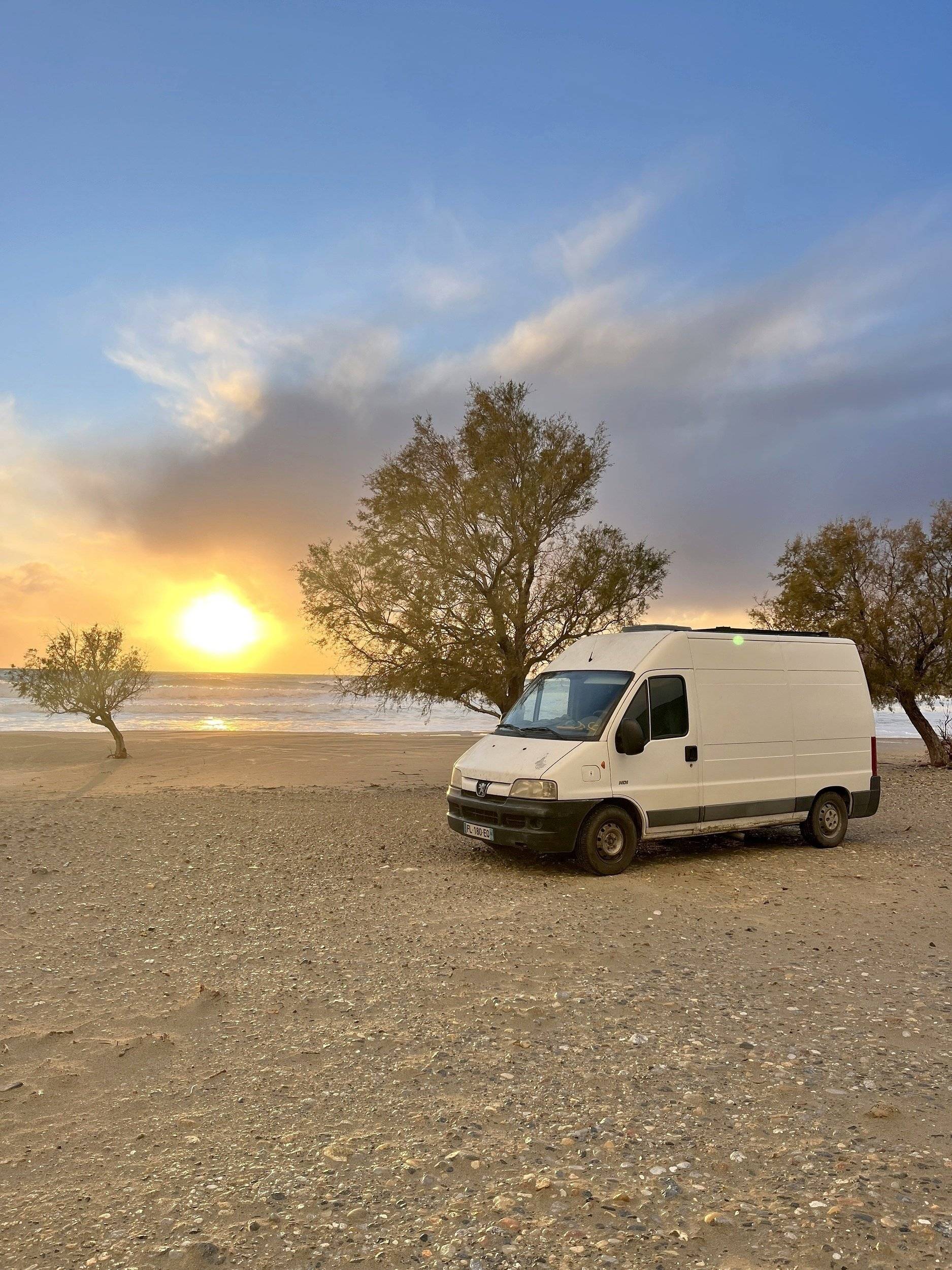 Vista frontale a ¾ Peugeot Boxer 2,2l HDI 100 Ch - Yescapa