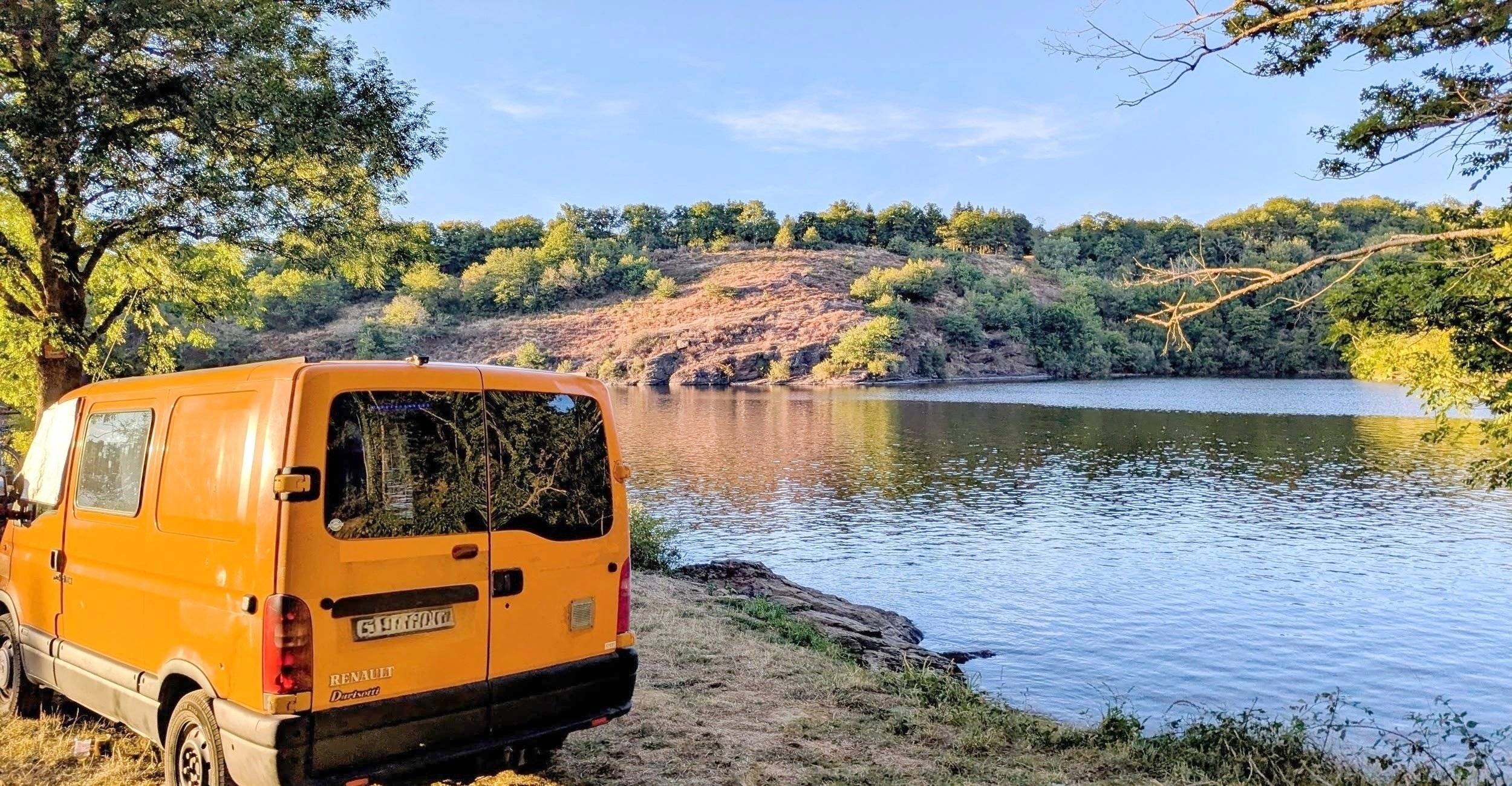 Vue avant de 3/4 Renault Renault Master - Yescapa