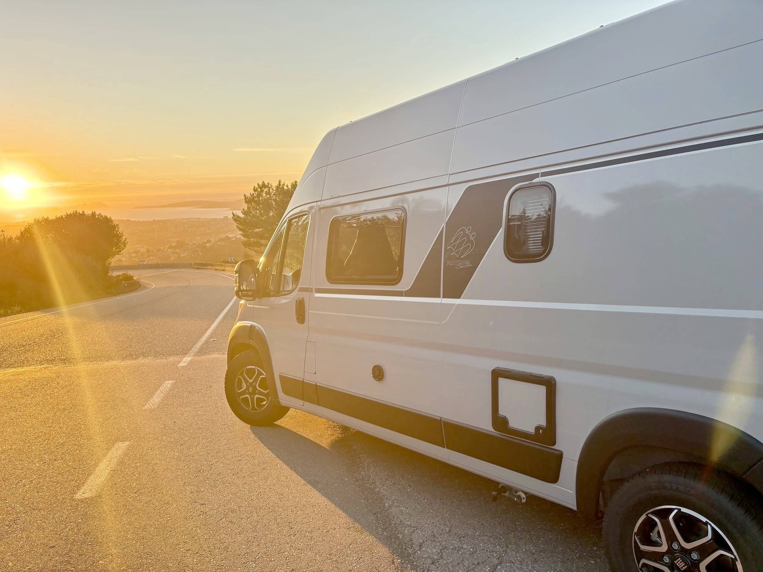 Vista del vehicle angle davanter Fiat Ducato - Yescapa