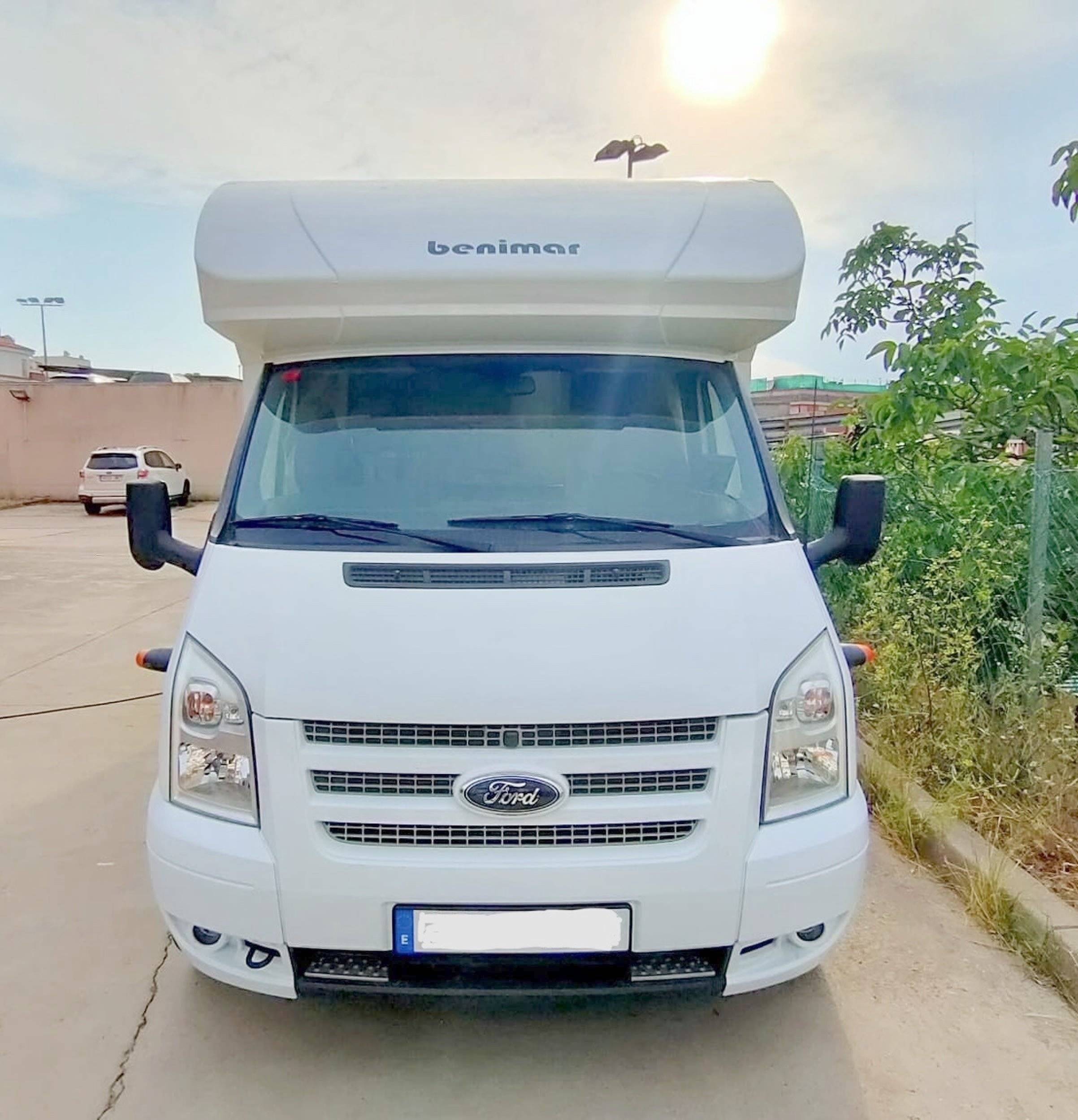 Vista del vehículo ángulo delantero Ford Transit 2,0 l 130 ch - Yescapa