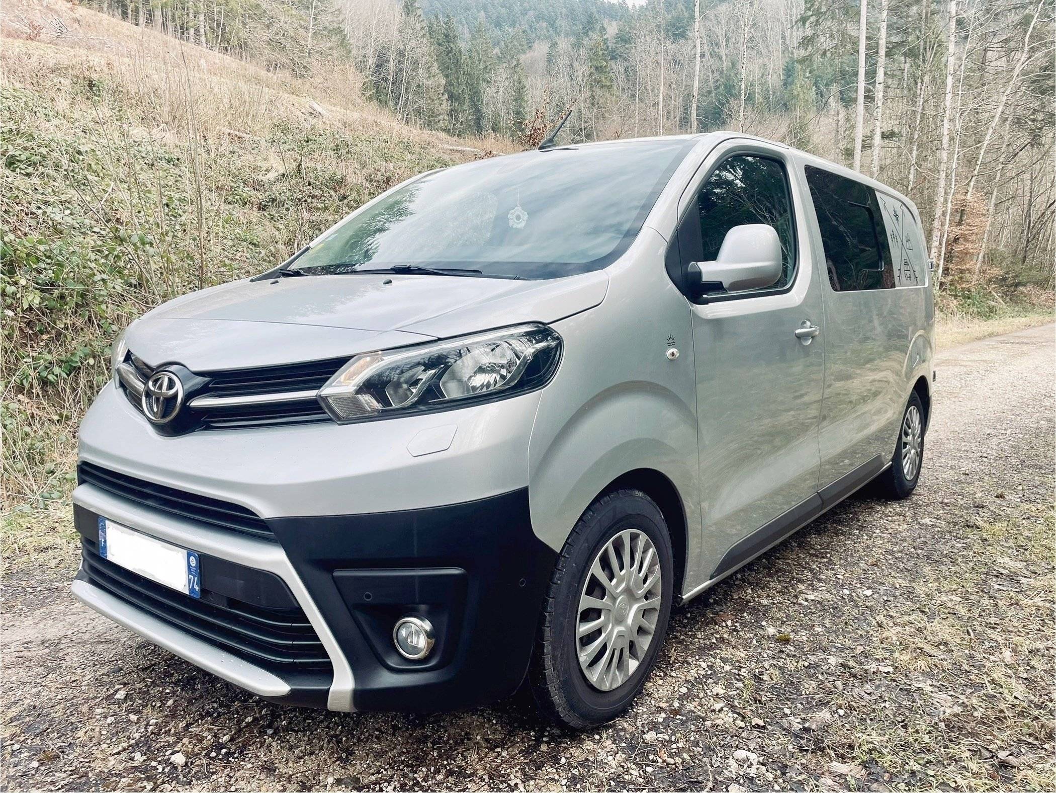 Front view from 3/4 Toyota - Yescapa