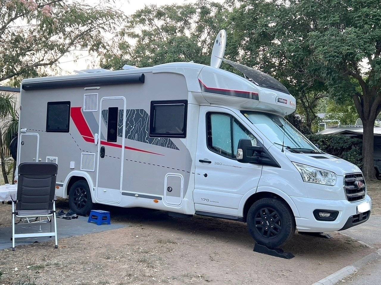 Vista frontale a ¾ Ford ford transit - Yescapa