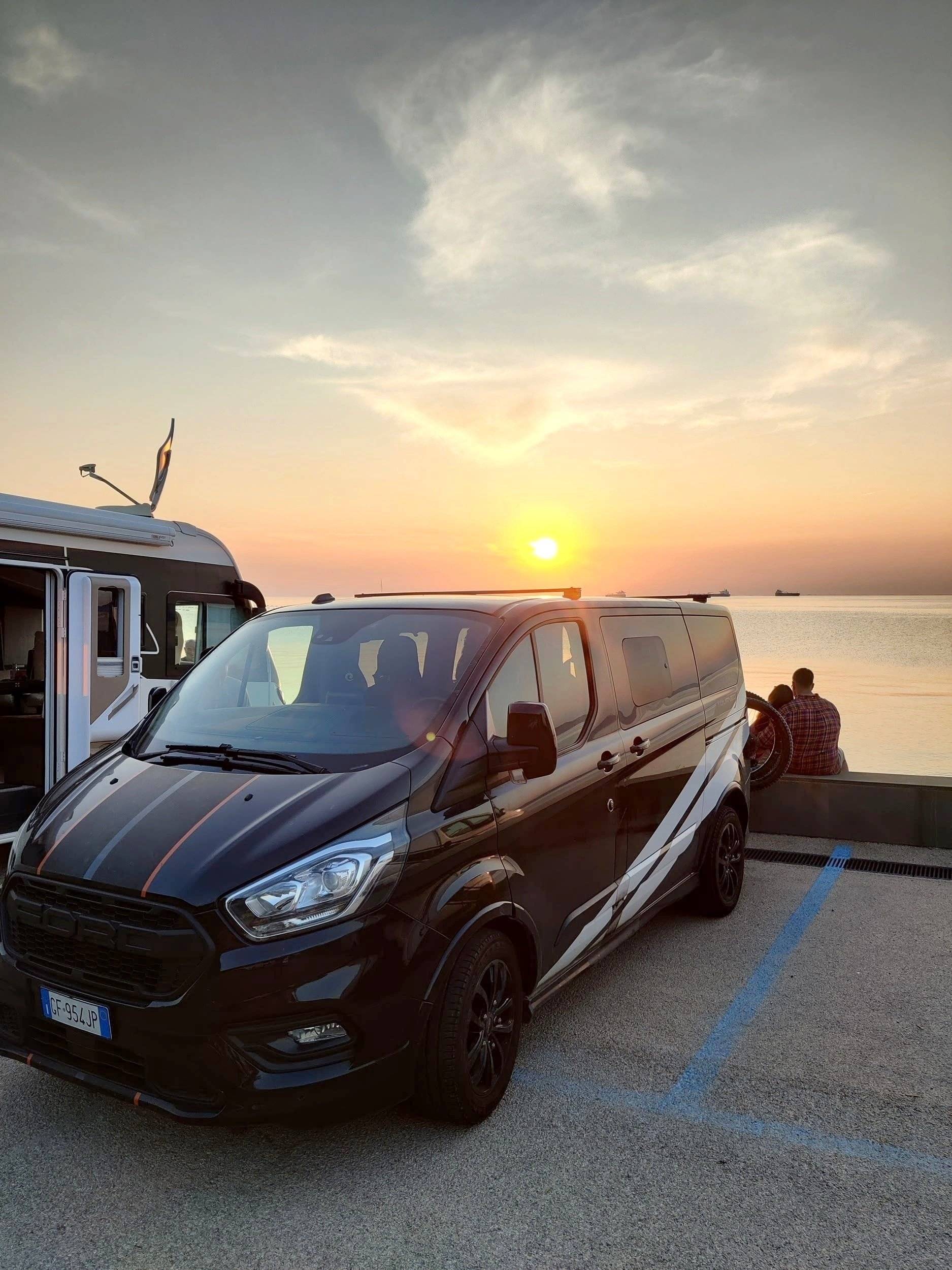 Front view from 3/4 Ford TOURNEO CUSTOM - Yescapa