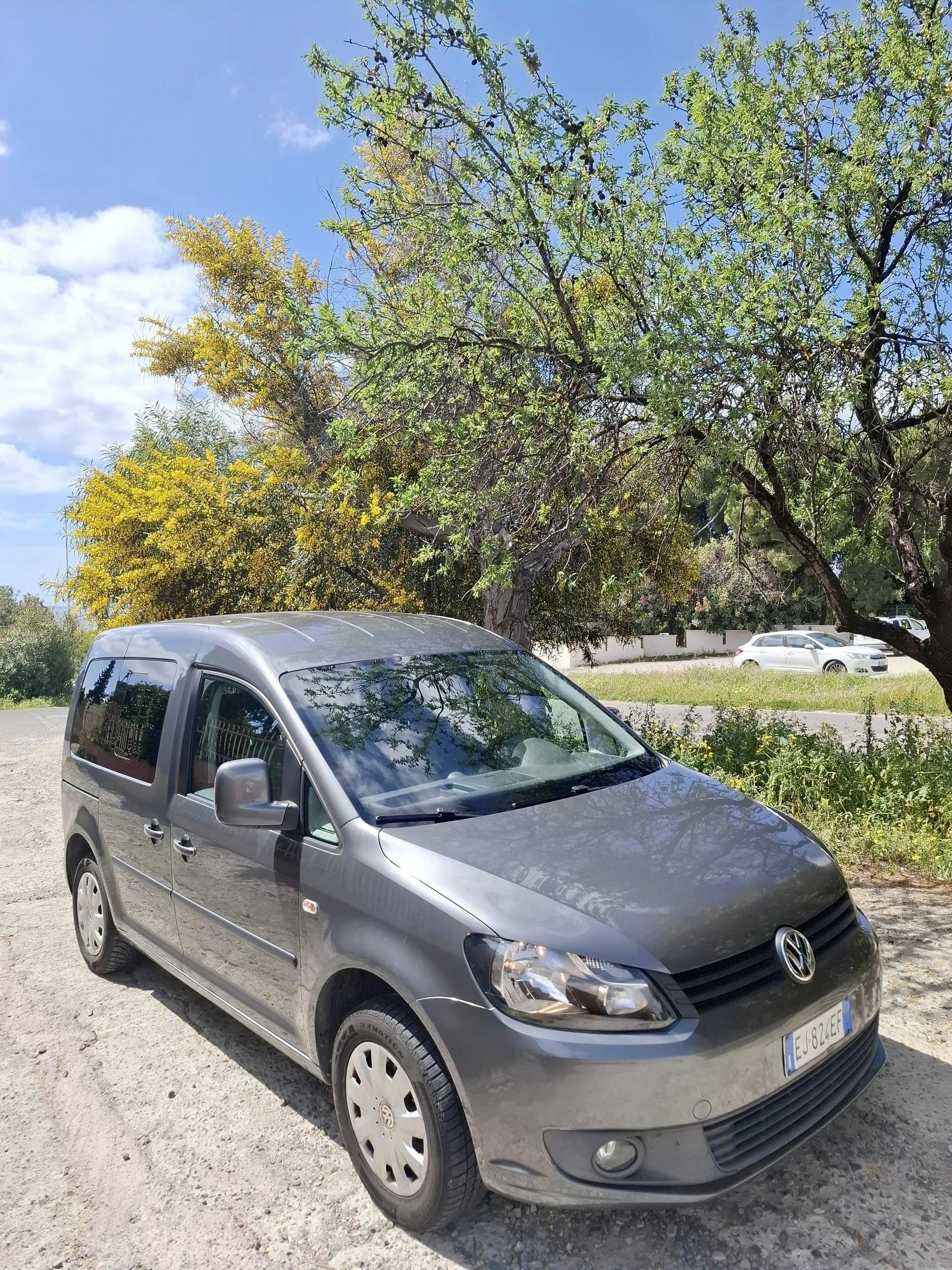 Vue avant de 3/4 Volkswagen Caddy 1,6 l 75 ch - Yescapa