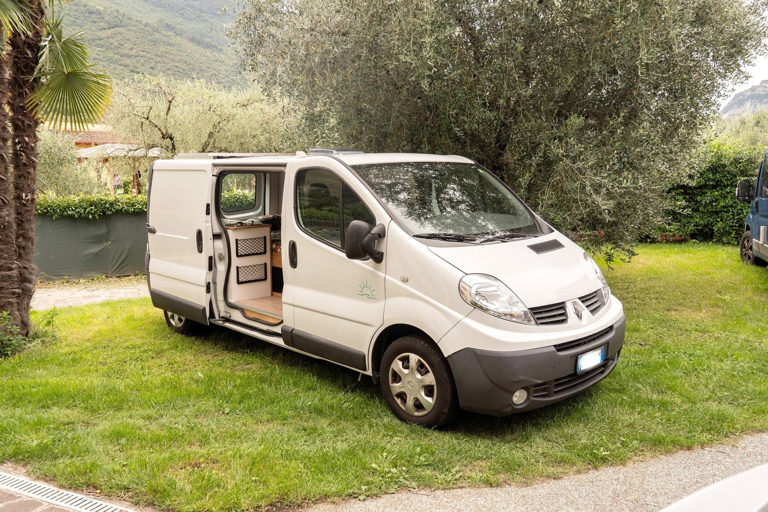 Front view from 3/4 Renault - Yescapa