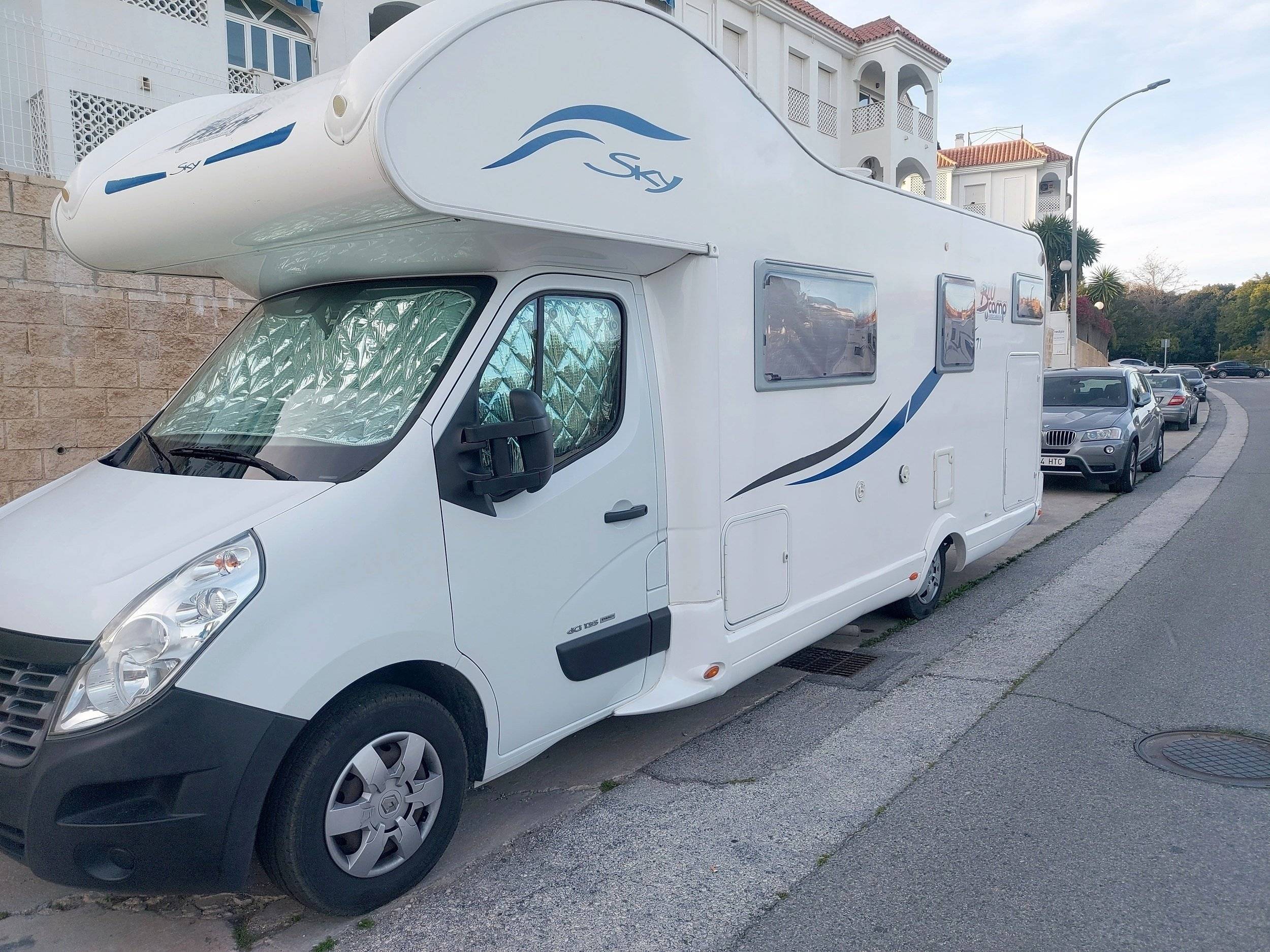Front view from 3/4 Renault Renault - Yescapa
