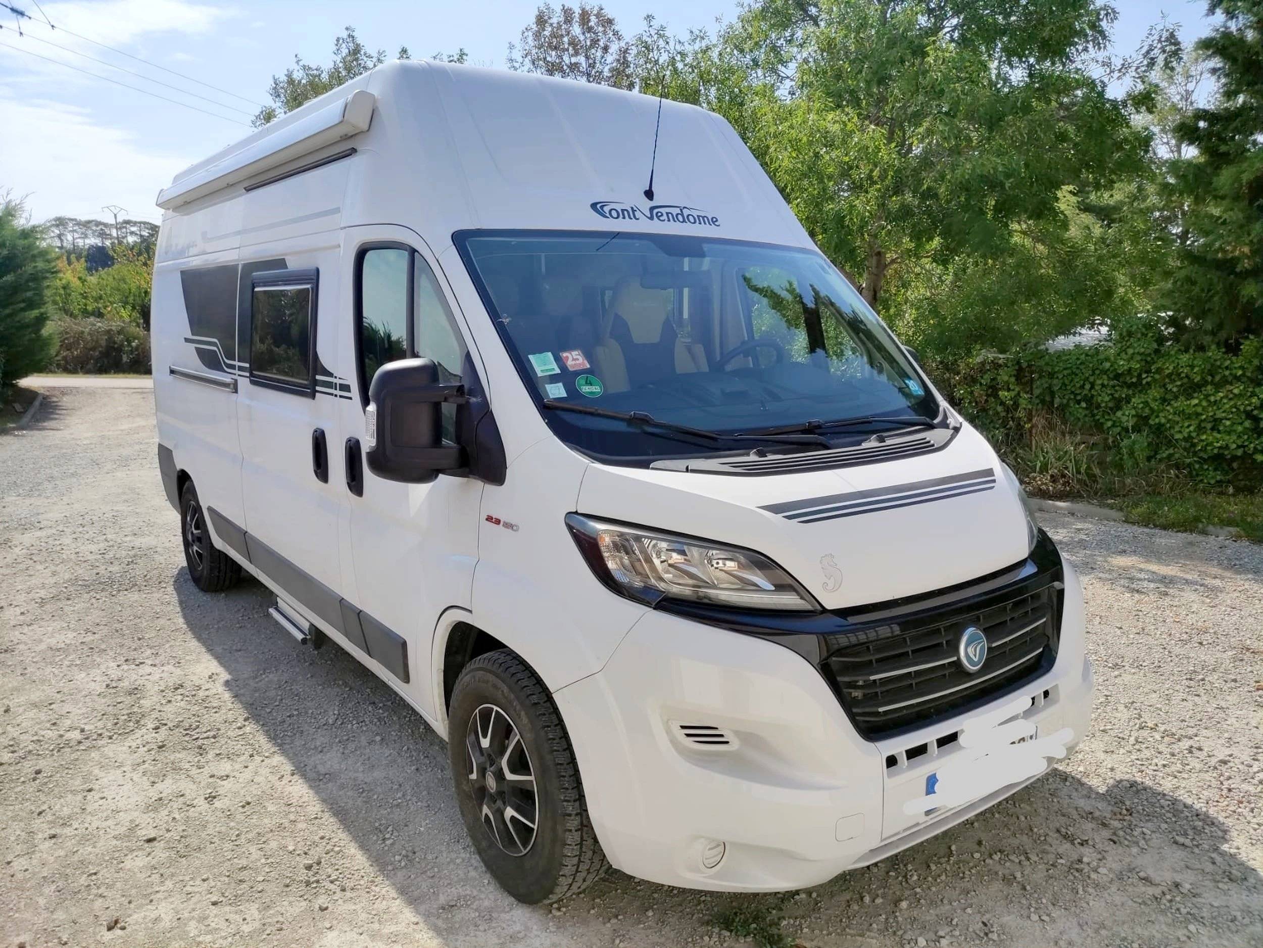 schräge Vorderansicht Fiat Ducato 2,3 l 150 ch - Yescapa