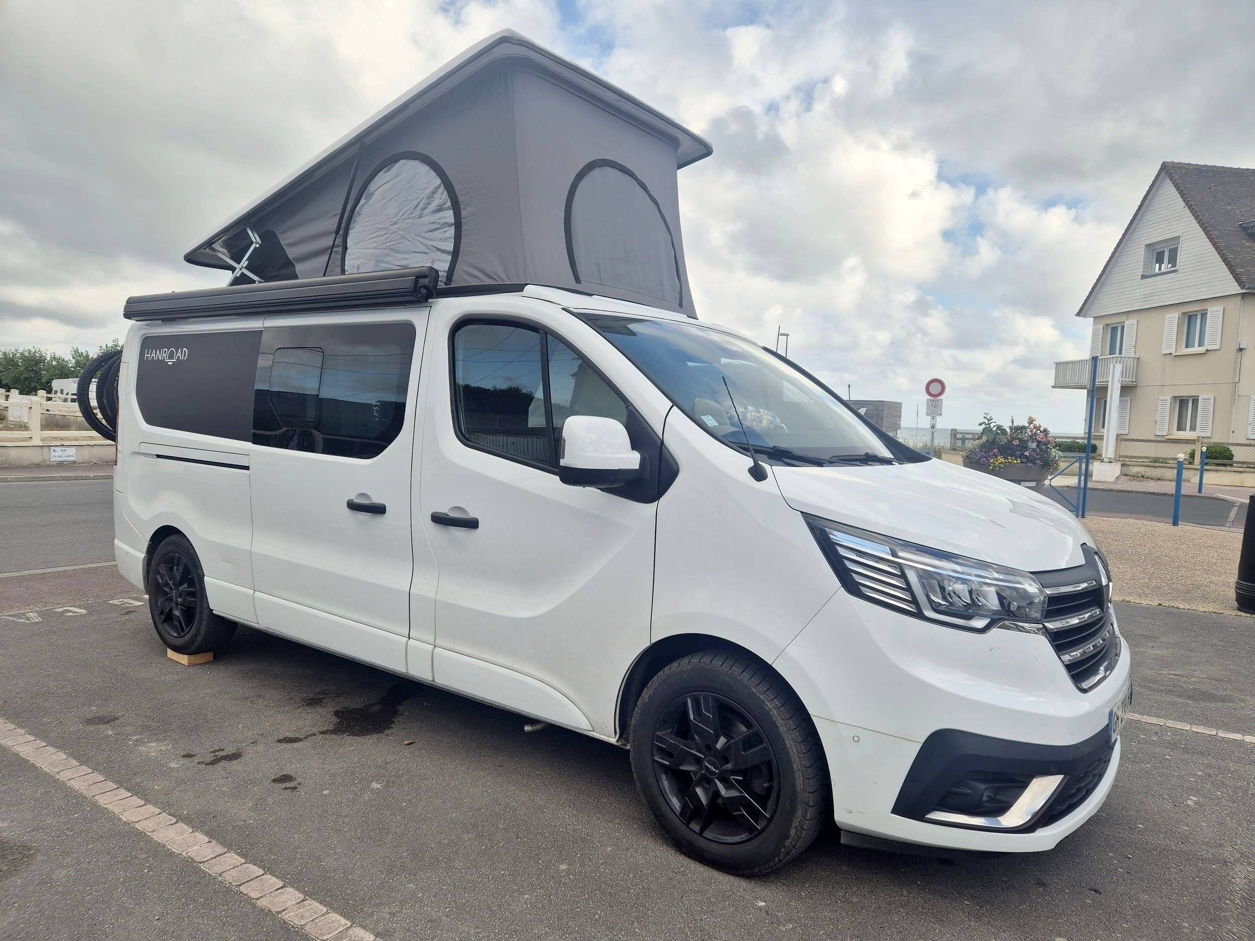 schräge Vorderansicht Renault - Yescapa
