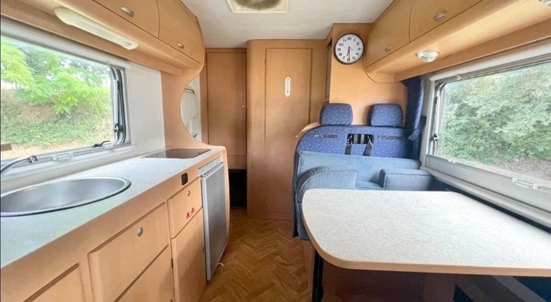 Área de jantar Fiat Ducato 2,0 90cv - Yescapa