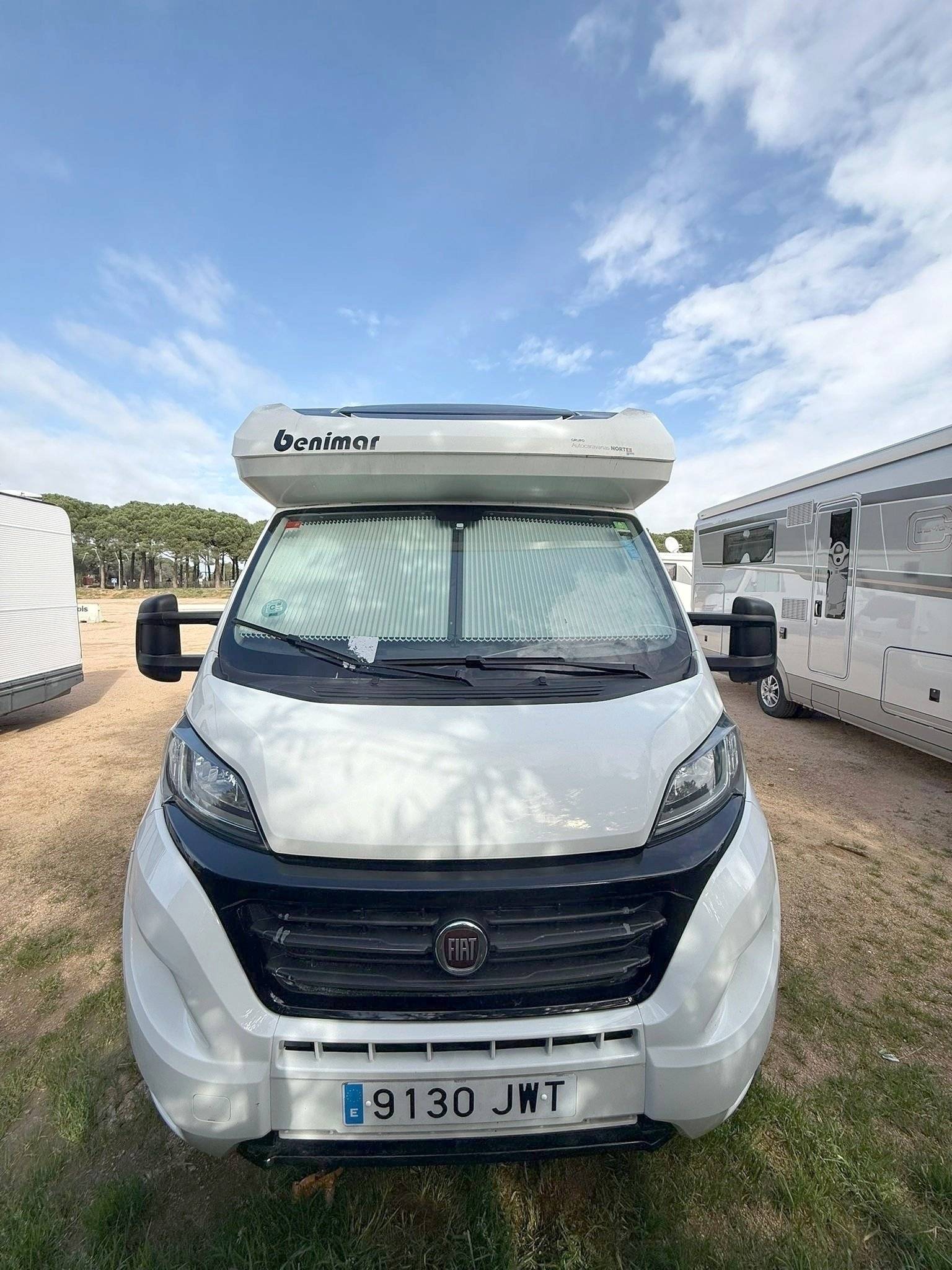 schräge Vorderansicht Fiat 2,3 150cv - Yescapa