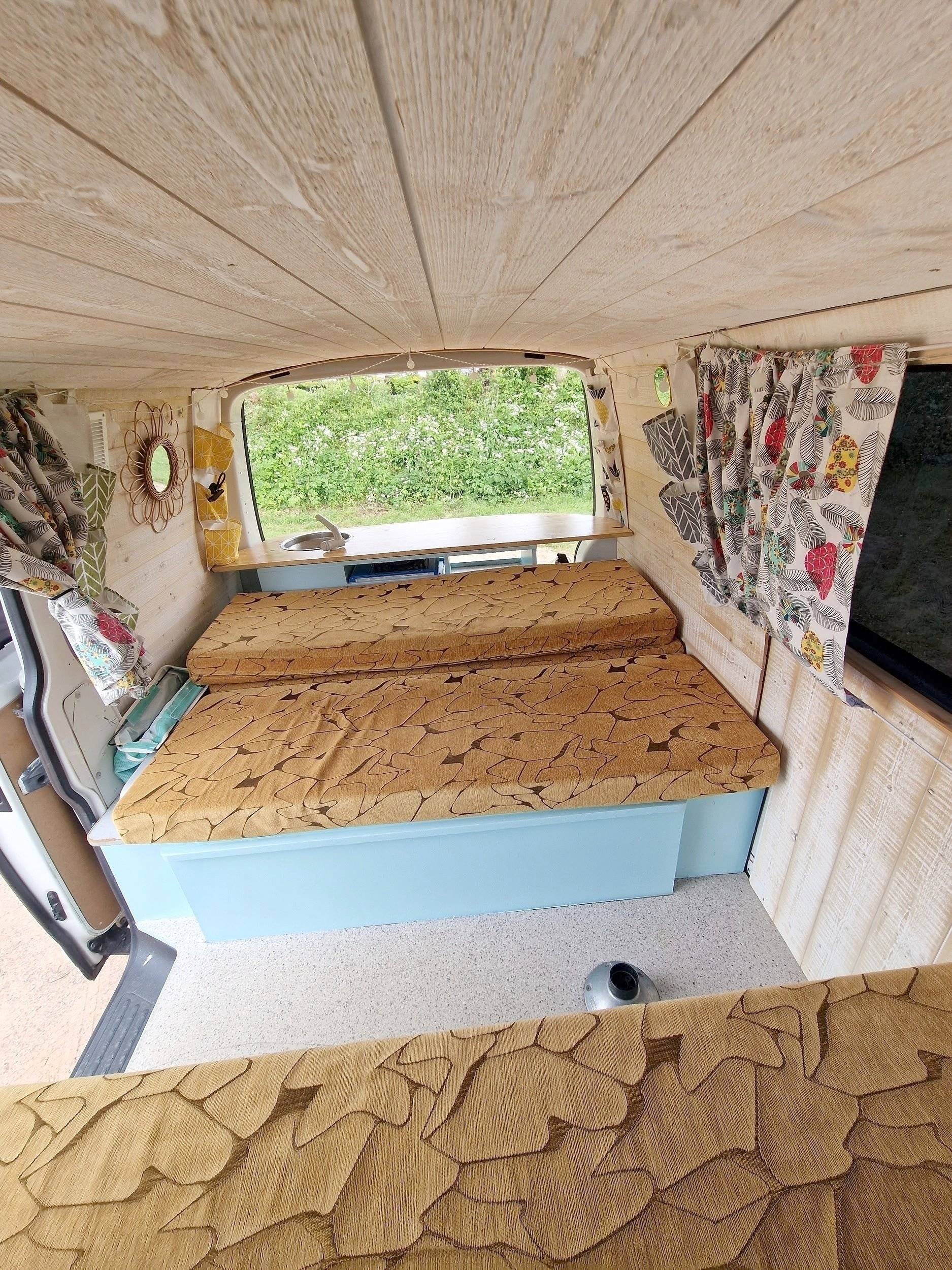 Berth Volkswagen T5 TDI 104 ch - Yescapa