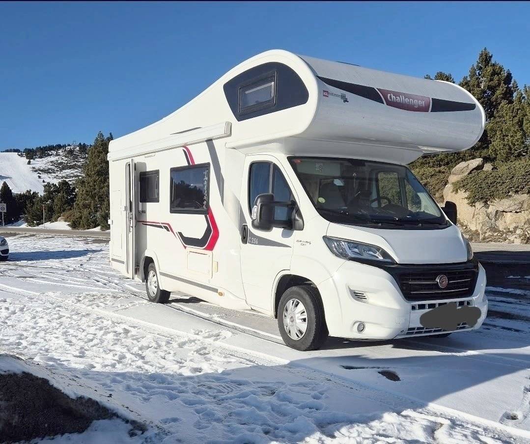 Vista del vehículo ángulo delantero Fiat 2,3 l 130 ch - Yescapa