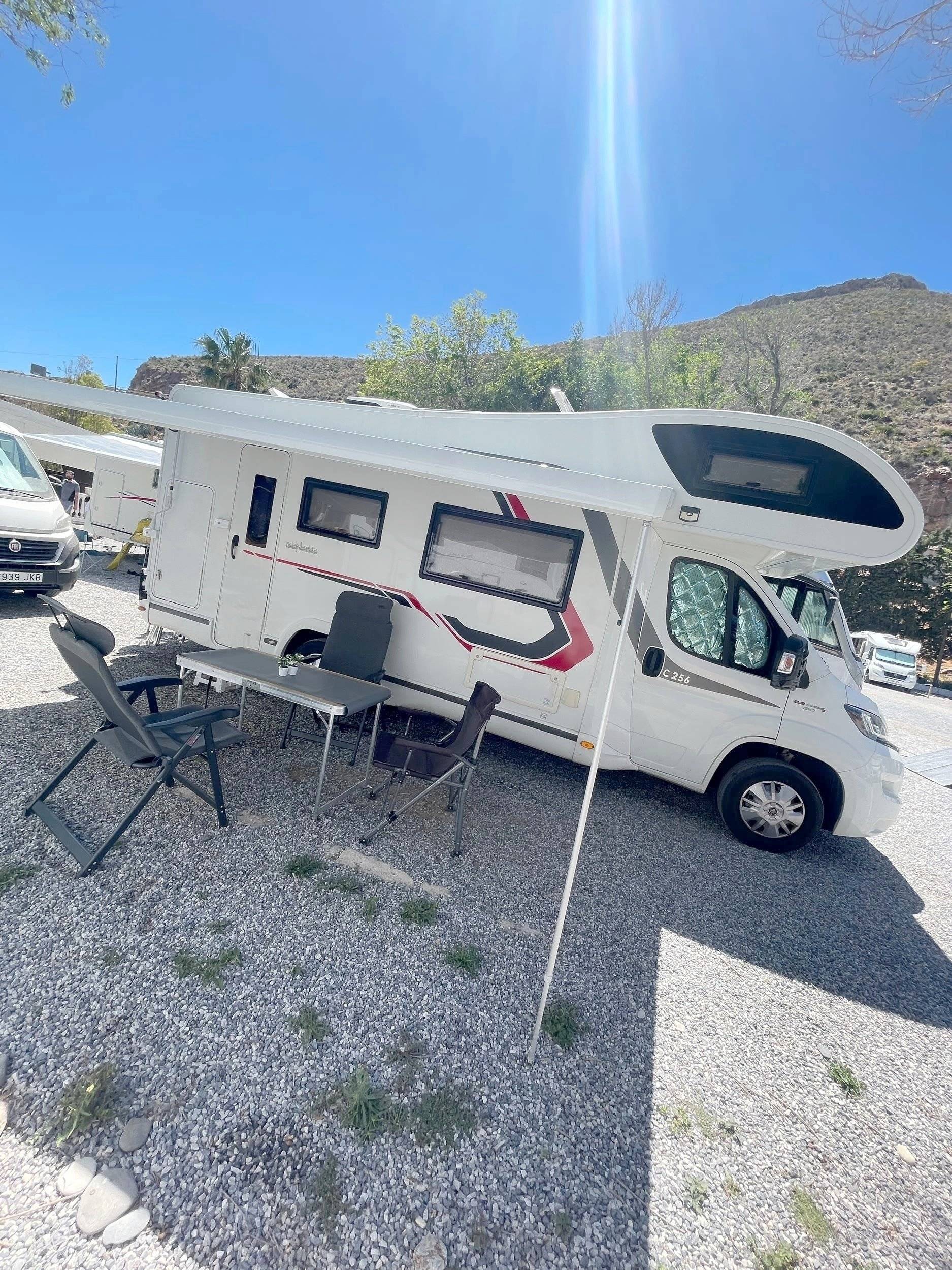 schräge Vorderansicht Fiat 2,3 l 130 ch - Yescapa