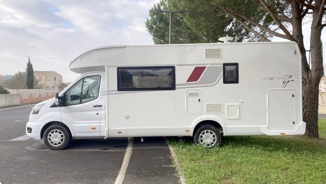 Vista del vehicle angle davanter Ford Ford 170 CV - Yescapa