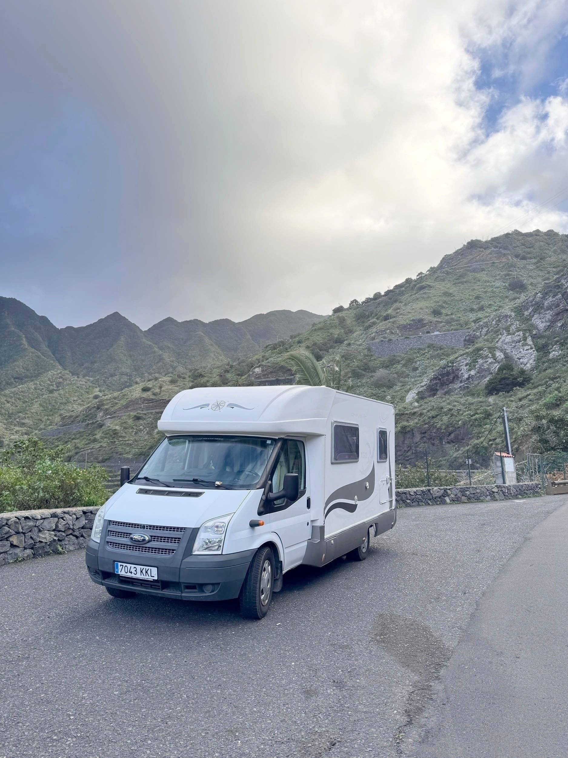 schräge Vorderansicht Ford FORD TRANSIT - Yescapa