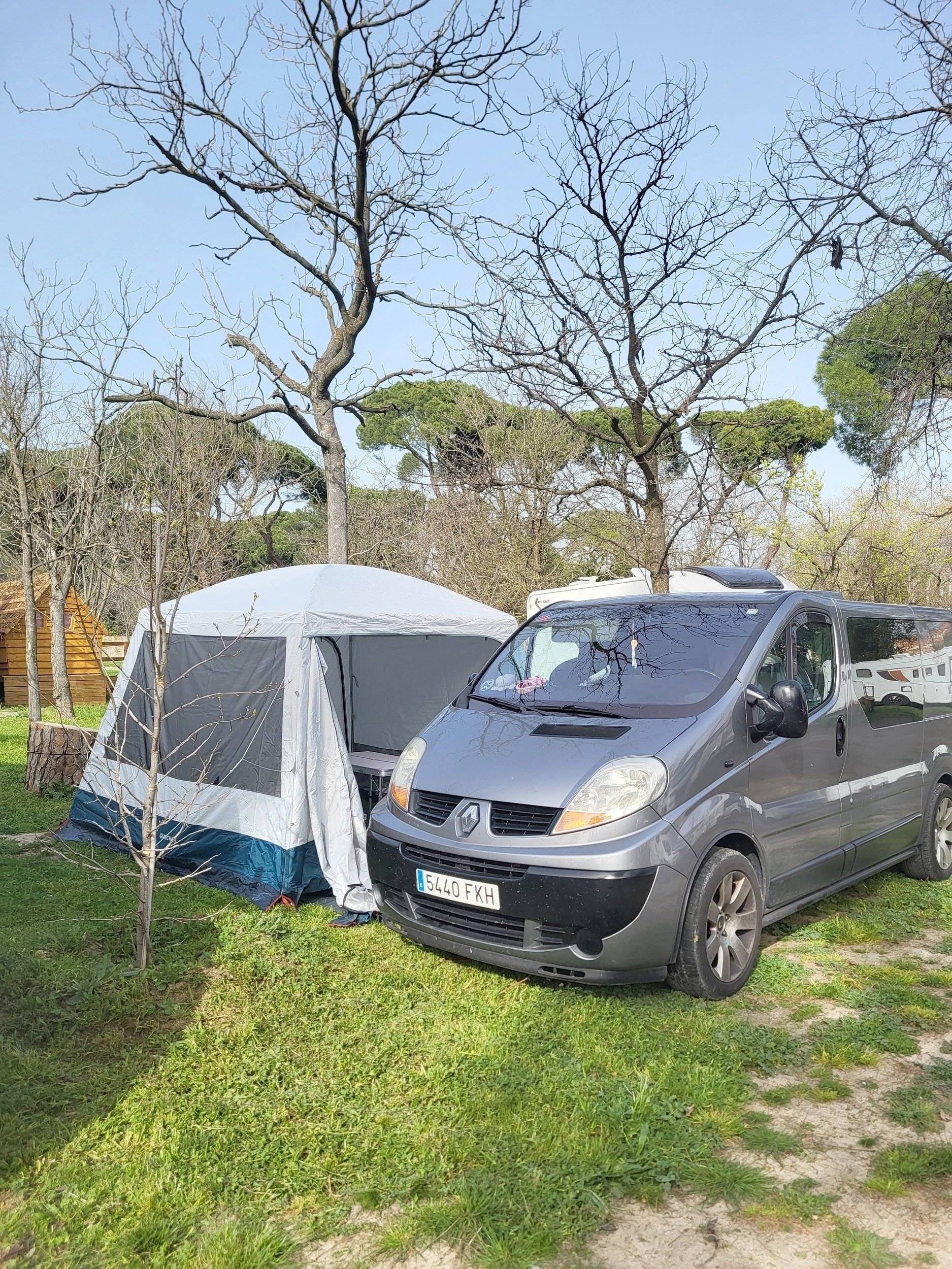 Voorkant 3/4 Renault Renault trafic - Yescapa