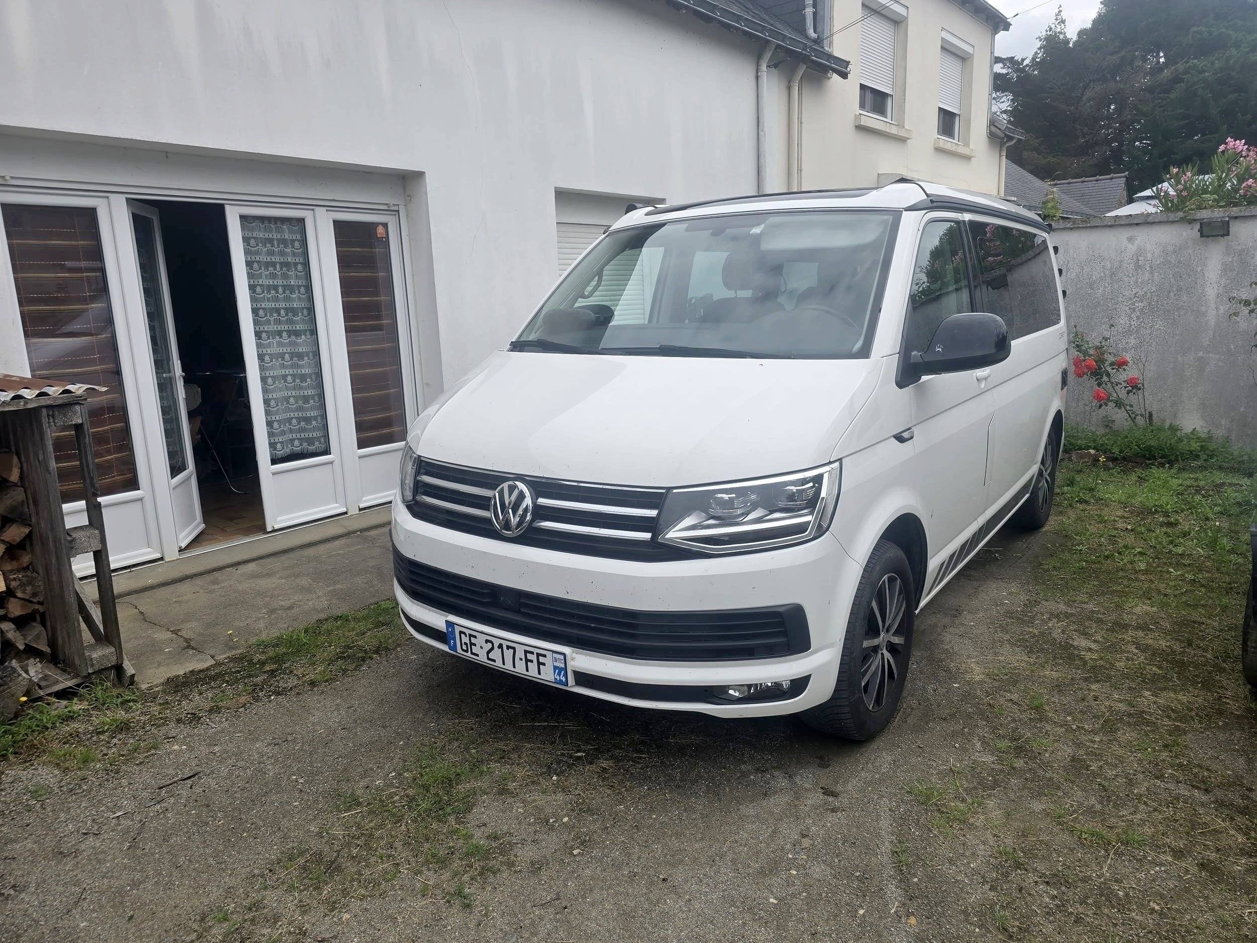 Front view from 3/4 Volkswagen T6 2,0 l TDI 150 ch - Yescapa